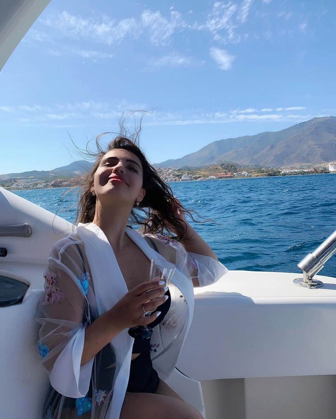 アマニ・ファンシーのインスタグラム：「Drank some champagne, saved a life, just a casual day yo 🤙🏽」