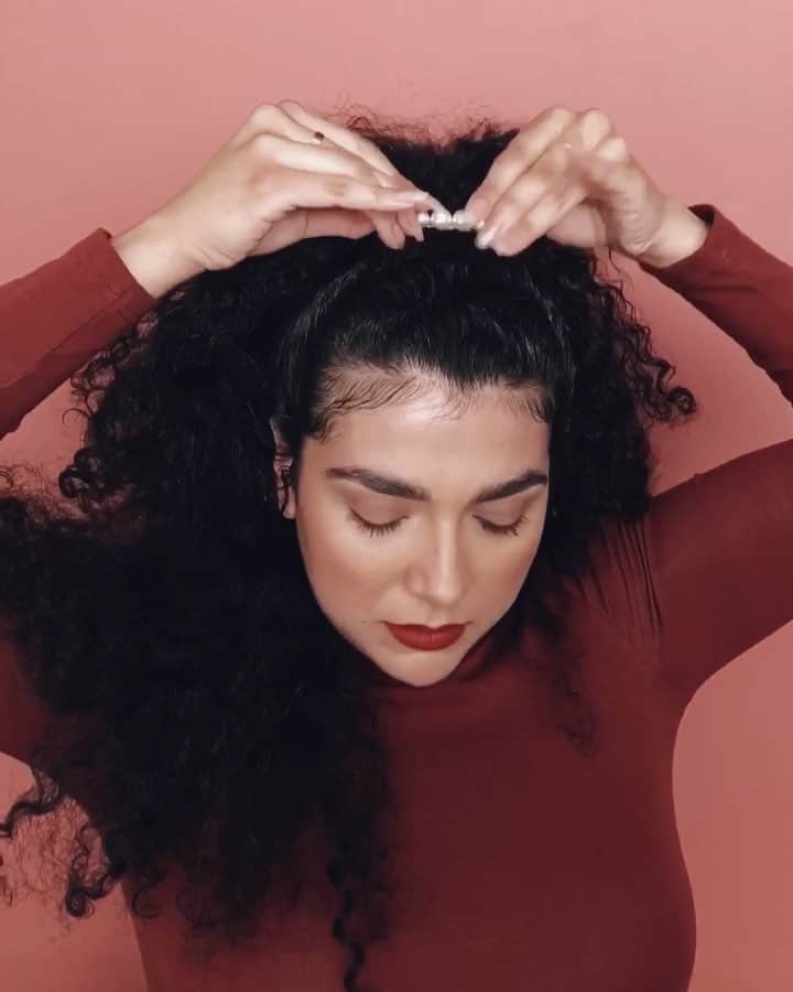 Kristin Essのインスタグラム：「“What’s the difference between your pomades?” Basically one is shiny and one is matte. This is my Shine Pomade + Edge Control which adds reflective shine, give light to medium hold, and will lay edges to perfection without getting flaky. 🚫❄️ I use it on all hair types when I’m going for a more sleek look. ✨ Now let’s watch @daisyjfernandez use it to put her goddess hair into a half up style like a pro 🧜🏽‍♀️ also how cute is that lil pearl clip from @leletny 💕 tiny smoothing brush is from @ibizahairtools 🖤 PS!! Do you see Daisy put half of her hair back in a ponytail so she can work on the top half? Such a good tip for super thick/curly hair. 👩🏽‍🏫」