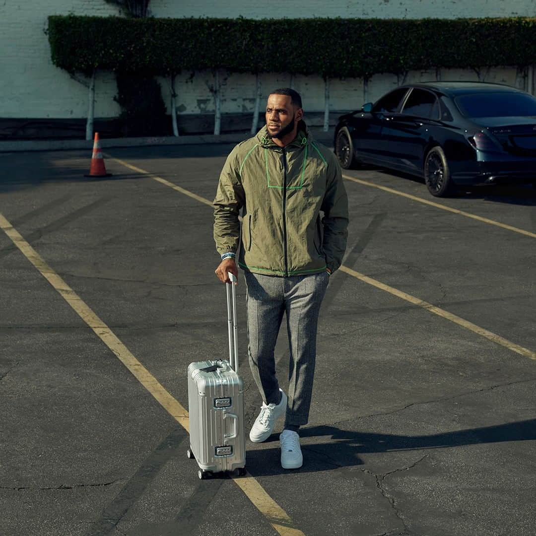 LVMHさんのインスタグラム写真 - (LVMHInstagram)「@rimowa’s “Never Still” – LeBron James Continuing its purposeful journey, RIMOWA unveiled its latest brand campaign, “Never Still” featuring basketball legend, @kingjames. The select cast – LeBron James (@kingjames), Kim Jones (@mrkimjones), Artistic Director Dior Men’s and Yuja Wang (@yujawang.official), pianist prodigy, celebrates the collective mindset that has made them who they are – a fundamental belief that mastery is a never-ending journey and that no one builds a legacy by standing still.  _ #RIMOWA #NeverStill #LebronJames」6月6日 1時15分 - lvmh