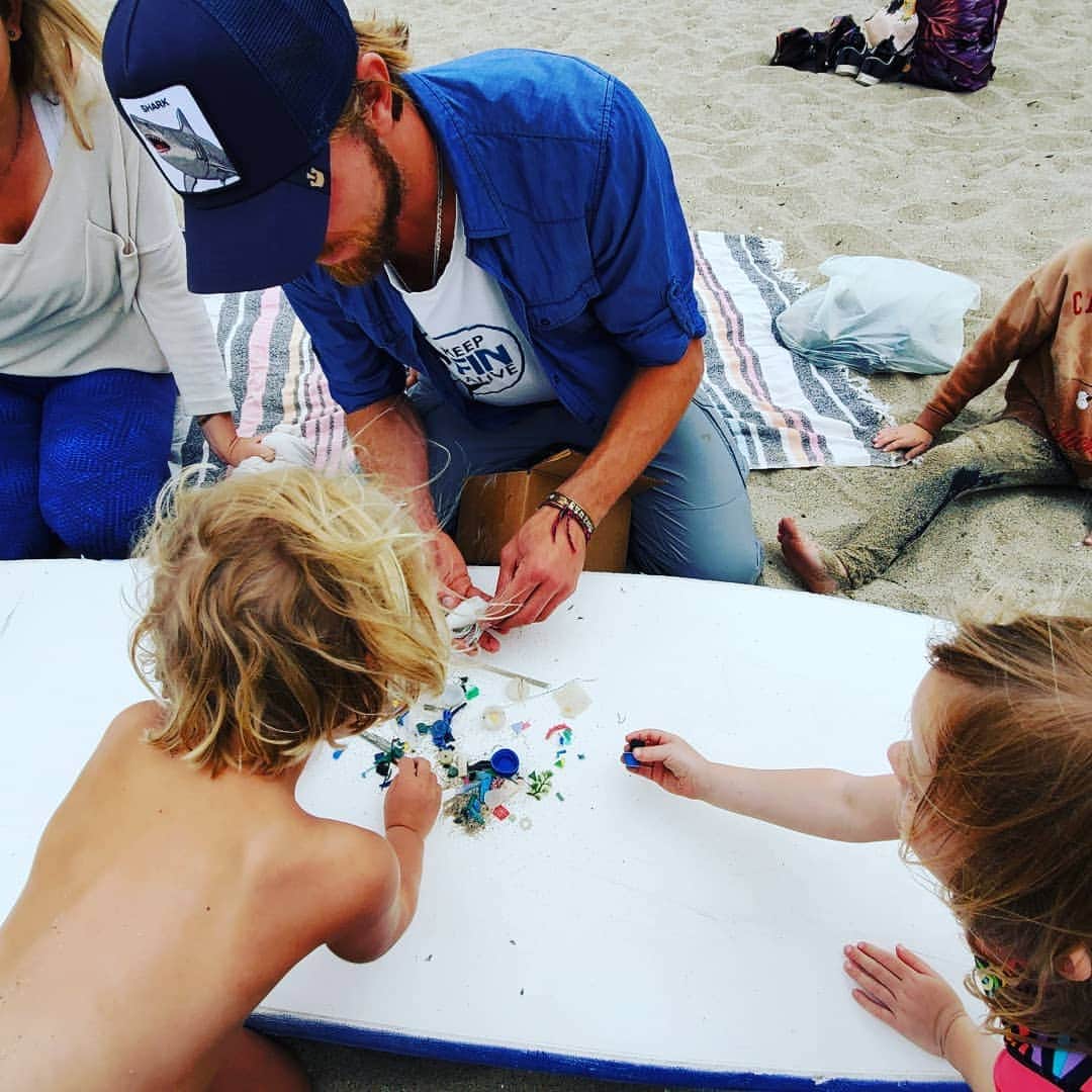 クリスティン・ベルさんのインスタグラム写真 - (クリスティン・ベルInstagram)「Did an awesome beach clean up on Sunday with @wavehuggers - made art out of the micro plastics we found, and then did family yoga👍」6月6日 6時47分 - kristenanniebell