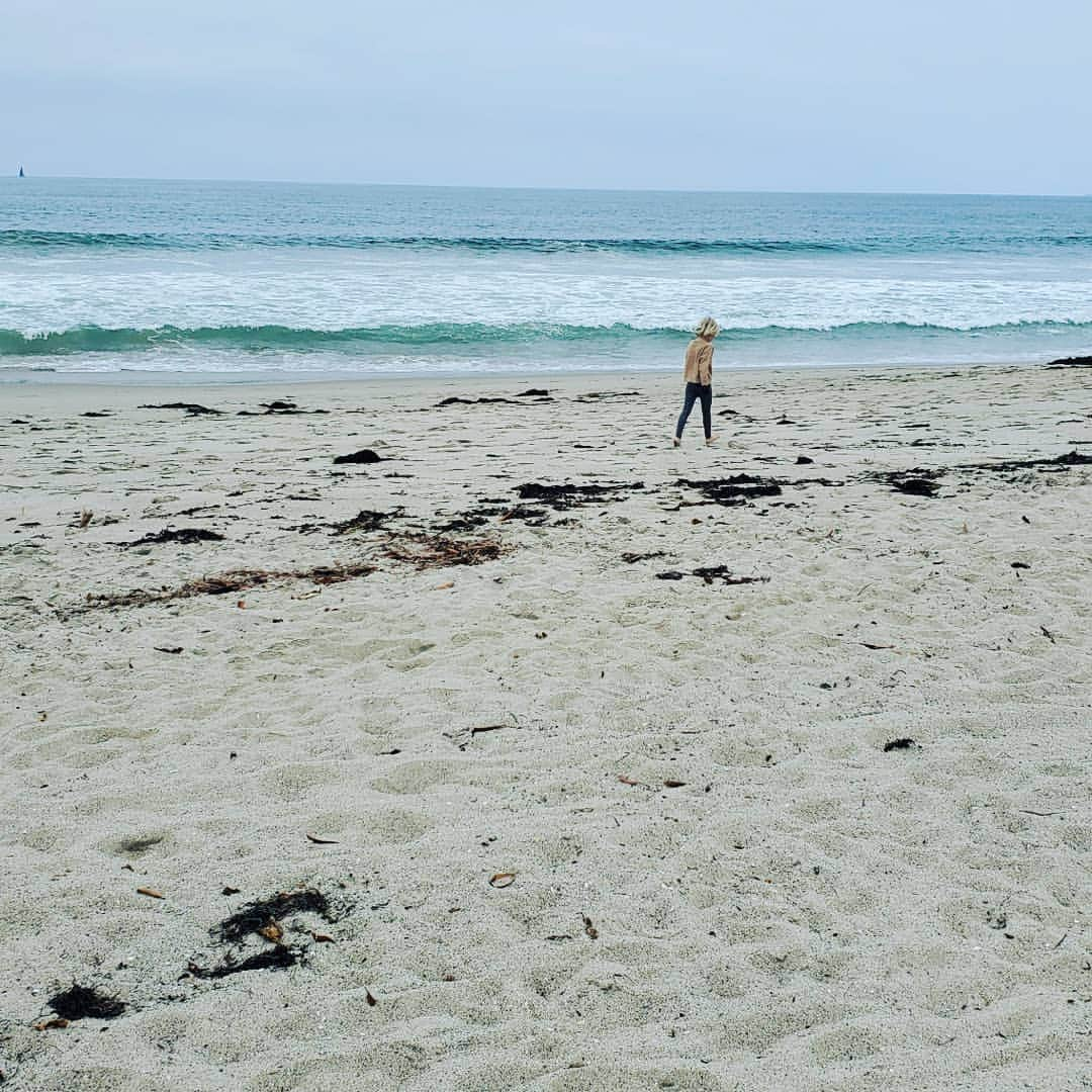 クリスティン・ベルさんのインスタグラム写真 - (クリスティン・ベルInstagram)「Did an awesome beach clean up on Sunday with @wavehuggers - made art out of the micro plastics we found, and then did family yoga👍」6月6日 6時47分 - kristenanniebell