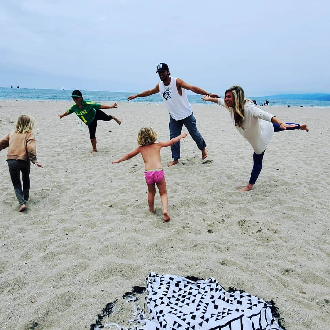 クリスティン・ベルさんのインスタグラム写真 - (クリスティン・ベルInstagram)「Did an awesome beach clean up on Sunday with @wavehuggers - made art out of the micro plastics we found, and then did family yoga👍」6月6日 6時47分 - kristenanniebell