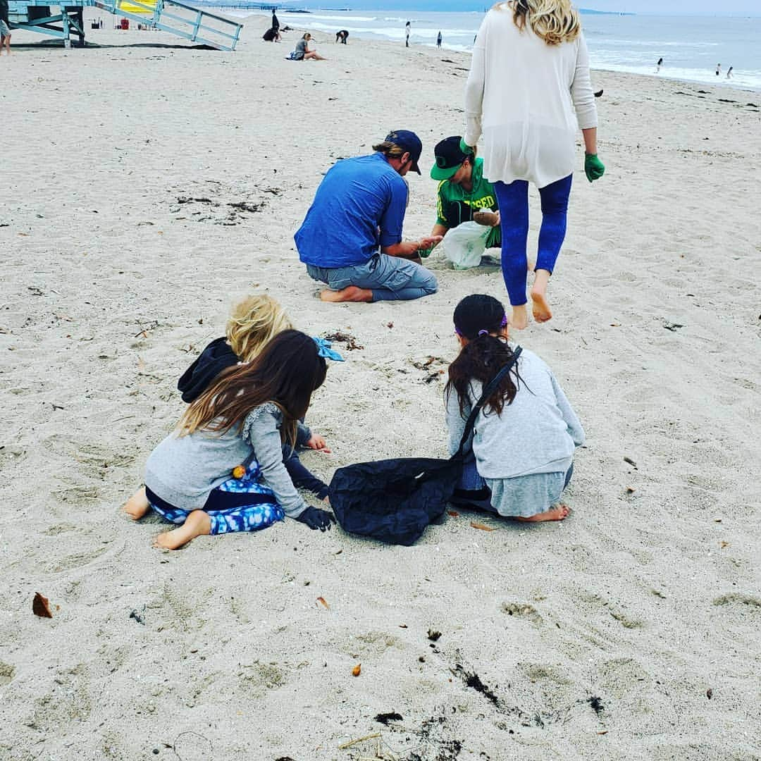 クリスティン・ベルさんのインスタグラム写真 - (クリスティン・ベルInstagram)「Did an awesome beach clean up on Sunday with @wavehuggers - made art out of the micro plastics we found, and then did family yoga👍」6月6日 6時47分 - kristenanniebell