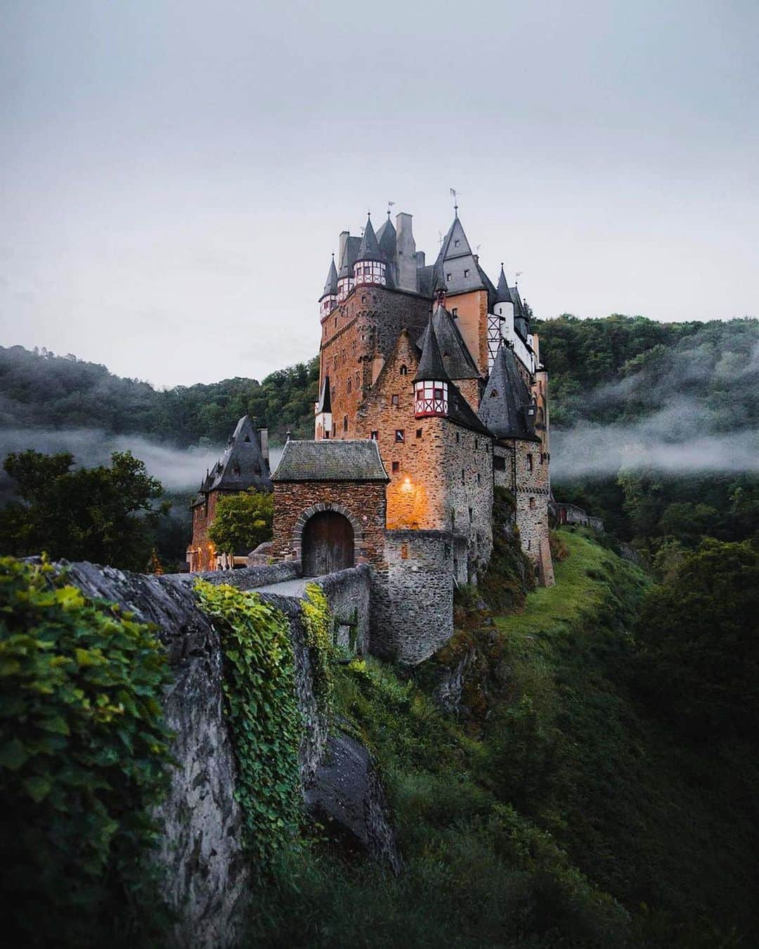 Canon Photographyさんのインスタグラム写真 - (Canon PhotographyInstagram)「Burg Eltz in the early morning is something special!✨ We walked through the forrest while the birds were wishing us a beautiful morning with their beautiful songs! It was still dark outside, but then this beautiful castle appeared! So magical!  Photography | @sjoerdbracke  Burg Eltz, Germany #burgeltz #germany #canon_photos #cpcollectives」6月6日 6時42分 - cpcollectives