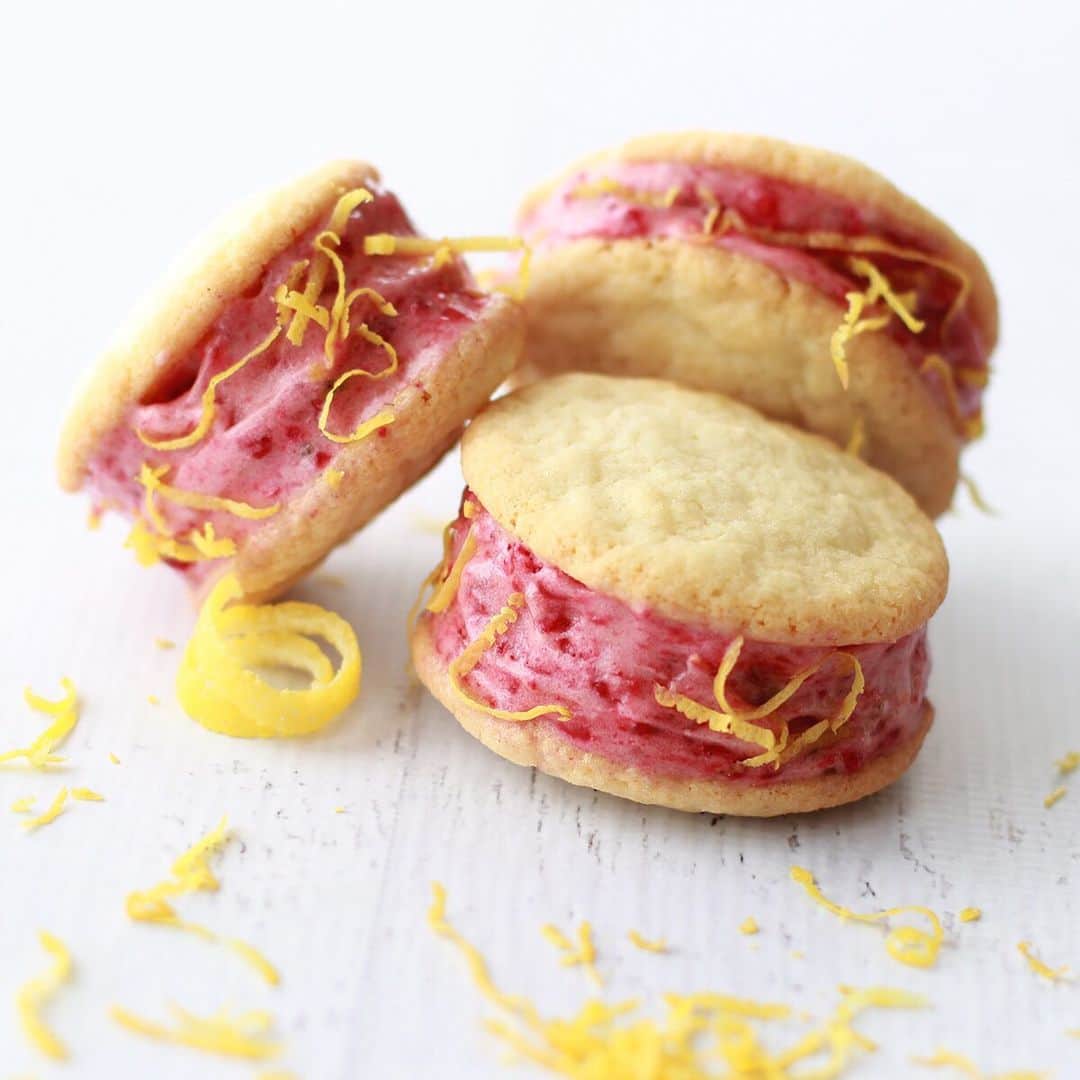 Yonanasさんのインスタグラム写真 - (YonanasInstagram)「Think outside of the bowl! Yonanas can come in many forms like cakes, pies, popsicles...even cookie sandwiches! ⠀⠀ ⠀⠀ Ready to try something new? We recommend these delightful Lemon Raspberry Yonanas + Sugar Cookie Sandwiches! Click the link in our profile for the recipe.」6月6日 6時45分 - yonanas