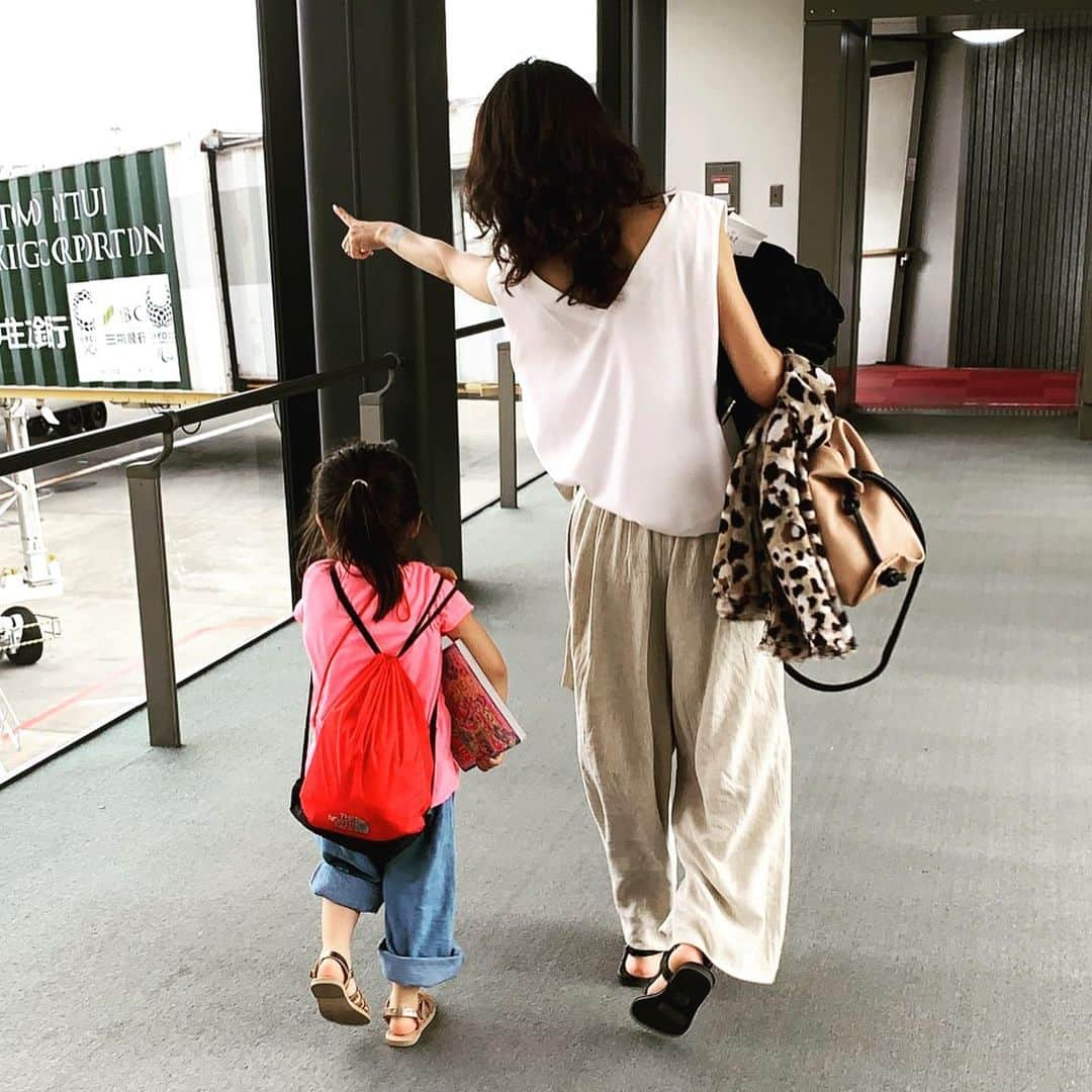 内藤陽子さんのインスタグラム写真 - (内藤陽子Instagram)「南国に来ています🌴 ニコ初めての飛行機✈️ 出国前も機内でもワイン🍷 so happy!!!!! #ニコ #ドキドキ #ワクワク  #念願の日焼け #女子旅」6月6日 6時46分 - dadaflora