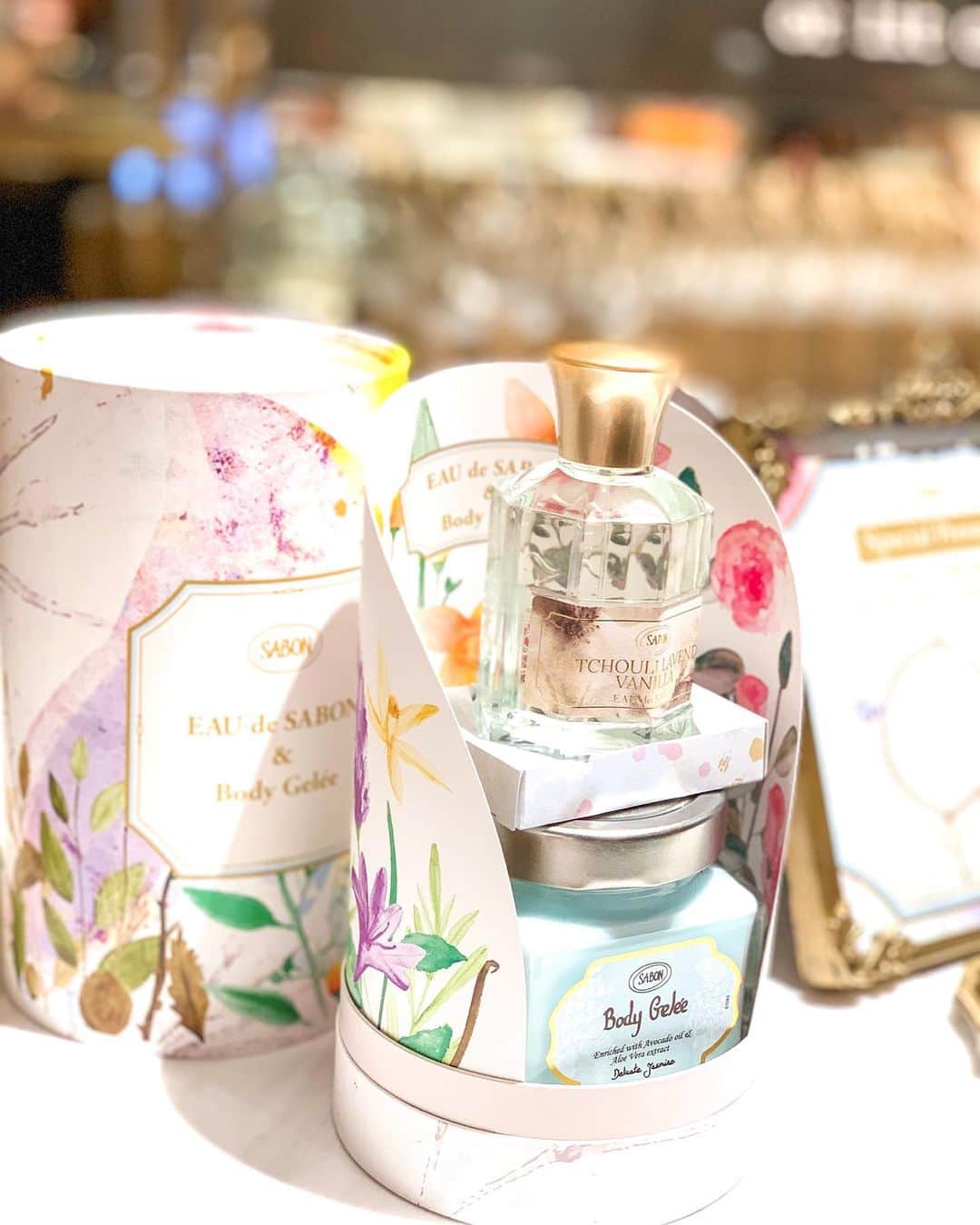 西村笑花さんのインスタグラム写真 - (西村笑花Instagram)「🛁 ・ ・ 6月6日から発売となる EAU de SABON POP-UP-STORE OPENING PARTYへ行かせて頂きました🥂🌼 ・ SABONで人気の香りのフレグランスが新発売となるよ〜☺️🛁 パッケージもお洒落で可愛かった❤︎ 私はJasmineの香りが好きだったなぁ❤︎ ・ ポップアップストアの期間中 ( 2019年6月6日〜7月28日 ) 香りのペアリング体験、ボトルの刻印サービス、 憧れのゲストに学ぶトークショーなどが体験できるそうです💕 🛁‥ @sabon_japan 💕 #sabon #sabonmysalon #EAUdeSABON #fragrance #sabon香りペアリング #香水 #フレグランス #サボン #中目黒」6月6日 1時17分 - emika_nishimura