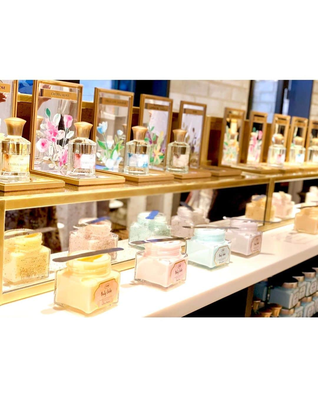 西村笑花さんのインスタグラム写真 - (西村笑花Instagram)「🛁 ・ ・ 6月6日から発売となる EAU de SABON POP-UP-STORE OPENING PARTYへ行かせて頂きました🥂🌼 ・ SABONで人気の香りのフレグランスが新発売となるよ〜☺️🛁 パッケージもお洒落で可愛かった❤︎ 私はJasmineの香りが好きだったなぁ❤︎ ・ ポップアップストアの期間中 ( 2019年6月6日〜7月28日 ) 香りのペアリング体験、ボトルの刻印サービス、 憧れのゲストに学ぶトークショーなどが体験できるそうです💕 🛁‥ @sabon_japan 💕 #sabon #sabonmysalon #EAUdeSABON #fragrance #sabon香りペアリング #香水 #フレグランス #サボン #中目黒」6月6日 1時17分 - emika_nishimura