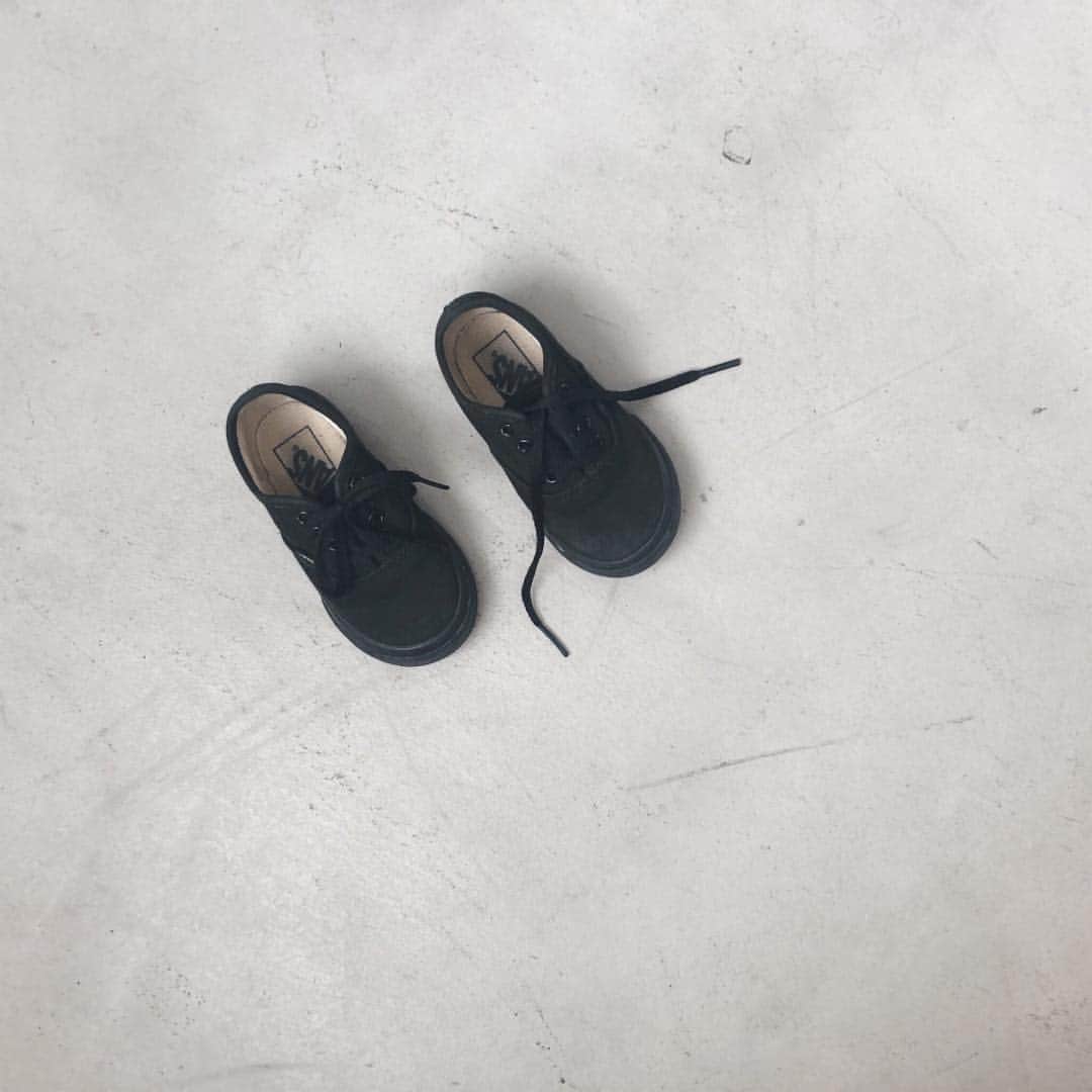 のインスタグラム：「お散歩中にたまたま入った古着屋さんでUSのVANSのベビーサイズを見つけて買いました 子どもの靴って小さいだけでなんてかわいいんだろう。。」