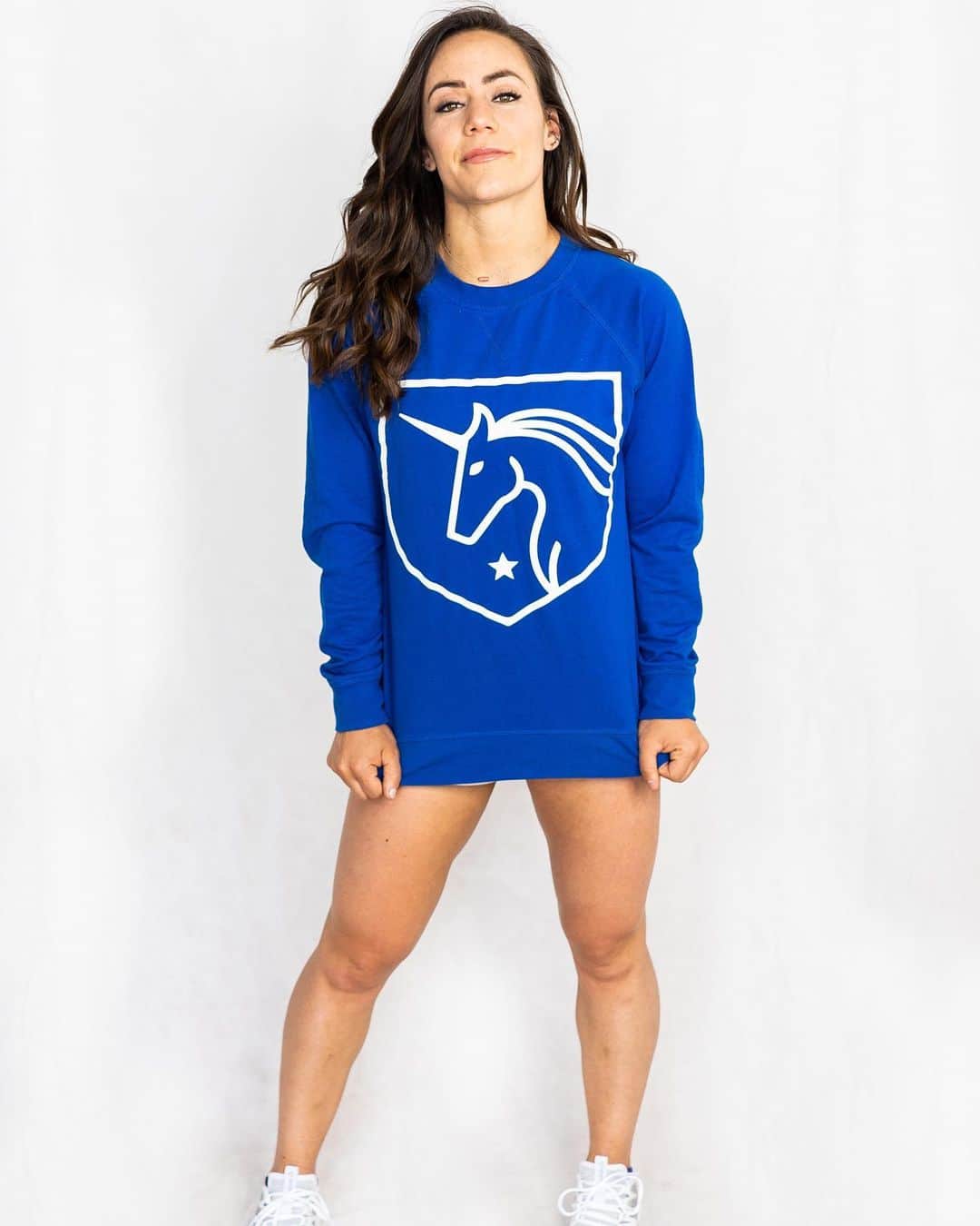 Camille Leblanc-Bazinetさんのインスタグラム写真 - (Camille Leblanc-BazinetInstagram)「Back in STOCK!!! “ Link in bio or go to clbfitness.myshopify.com “  Unisex blue unicorn long sleeve ... I am wearing a small 🙌🏽🦄⭐️」6月6日 1時19分 - camillelbaz