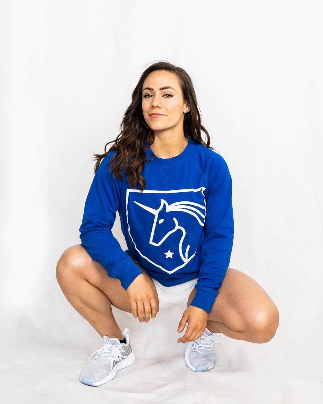 Camille Leblanc-Bazinetさんのインスタグラム写真 - (Camille Leblanc-BazinetInstagram)「Back in STOCK!!! “ Link in bio or go to clbfitness.myshopify.com “  Unisex blue unicorn long sleeve ... I am wearing a small 🙌🏽🦄⭐️」6月6日 1時19分 - camillelbaz