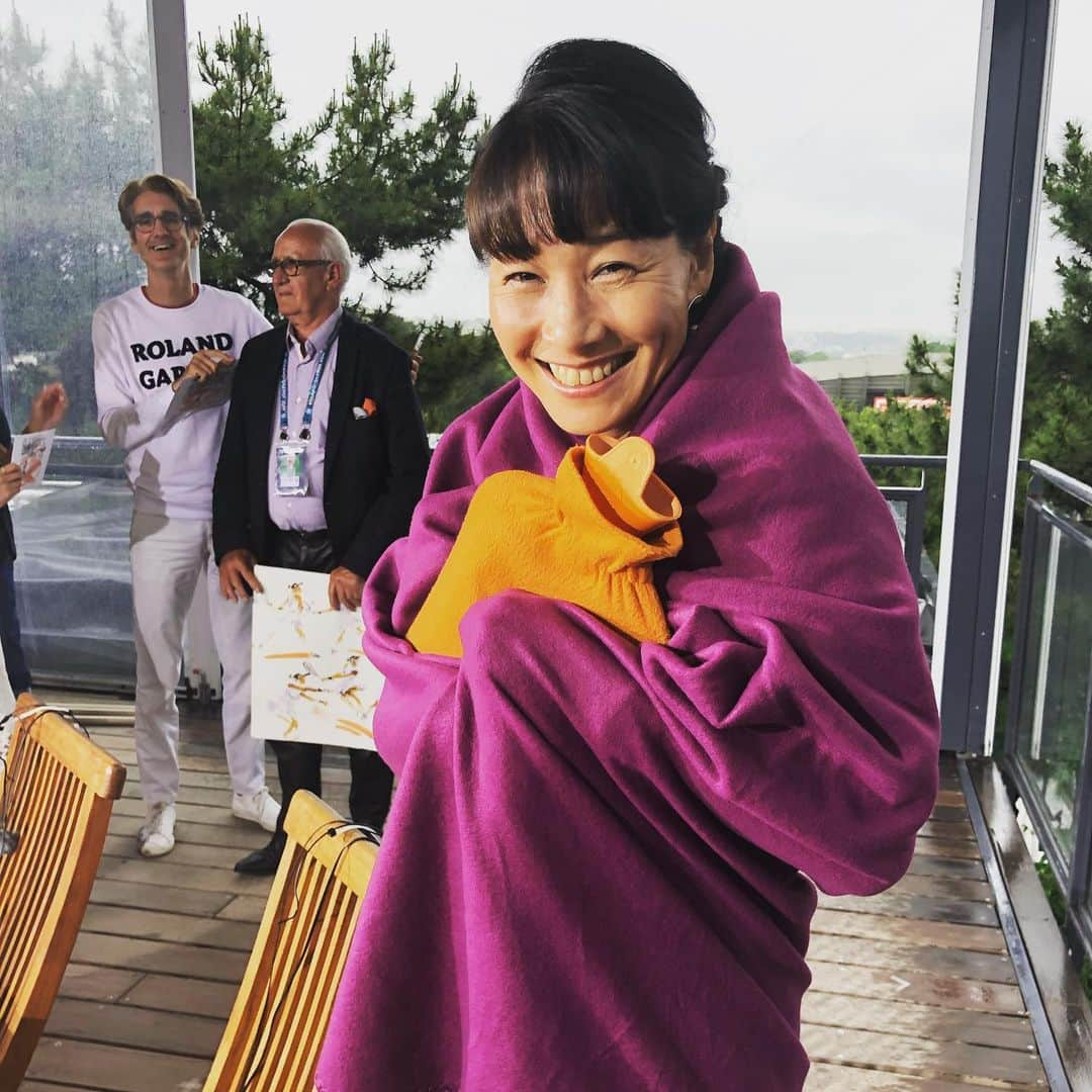 伊達公子さんのインスタグラム写真 - (伊達公子Instagram)「RolandGarros11日目 今日は朝から雨☔️☔️☔️ 結局、すべての試合がキャンセル。 WOWOWスタジオは風が冷たく寒かった-。 スタジオではブランケットに湯たんぽを手放せなかった..... 昨日は暑かったのに-！！！ #伊達公子 #kimikodate #テニス #テニスプレイヤー #tennis #tennisplayer #rolandgarros #rolandgarros2019 #ローランギャロス #全仏オープン #パリ #paris #wowow #wowowtennis #雨 #instatennis」6月6日 1時19分 - kimiko.date