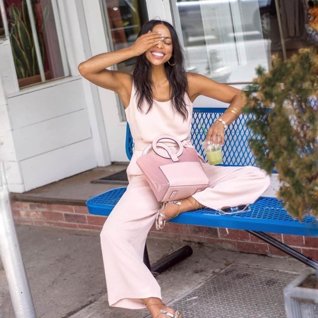 ヴィンスカムートさんのインスタグラム写真 - (ヴィンスカムートInstagram)「@waityouneedthis making a statement in head to toe blush! Shop the Clea @dillards. #standoutstyle #summer2019」6月6日 1時19分 - vincecamuto