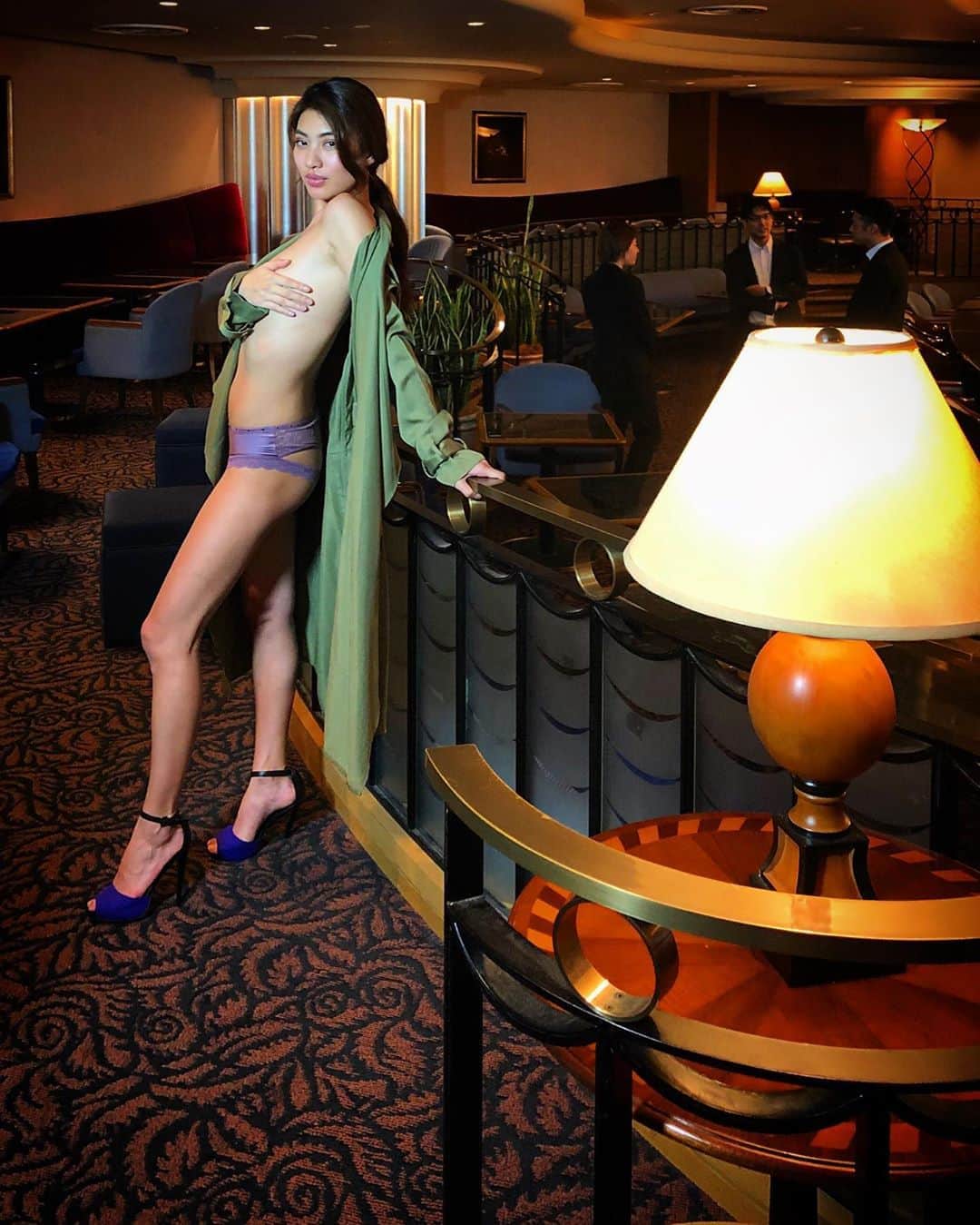 青山めぐさんのインスタグラム写真 - (青山めぐInstagram)「🌙💫 #フラッシュ #週刊誌 #雑誌 #グラビア #秘書 #ランジェリー #ホテル #FLASH #gravure #lingerie #hotel #purple #longcoat #green #fashion #magazine」6月6日 1時20分 - megu_19880928