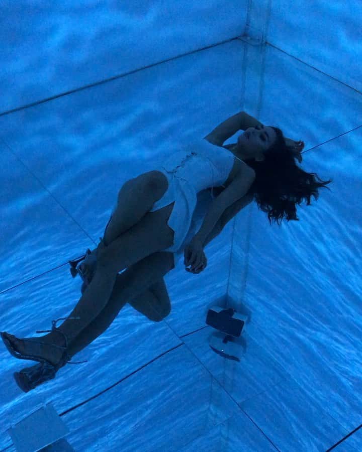 ルミ・ニーリーのインスタグラム：「Lost mermaid 🐚」