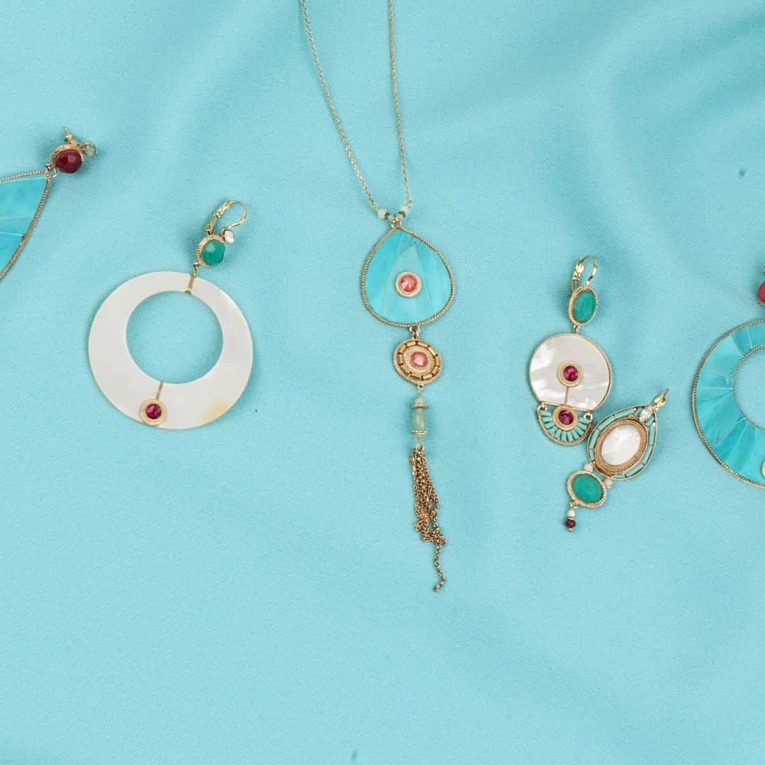 サテリットさんのインスタグラム写真 - (サテリットInstagram)「Fujita, une collection à l’élégance épurée qui n’en oublie pas la couleur : les pierres dures s’associant aux cristaux Swarovski dans un équilibre parfait, hommage au Japon. #satelliteparis #bijoux #jewelry #earringlover #earrings #bouclesdoreilles #collier#necklace #oneofakindjewelry  #jewelrylovers #artisanjewelry #uniquejewelry #jewelryoftheday #jewelryofinstagram #instajewelry #colorfuljewelry」6月6日 1時30分 - satelliteparis