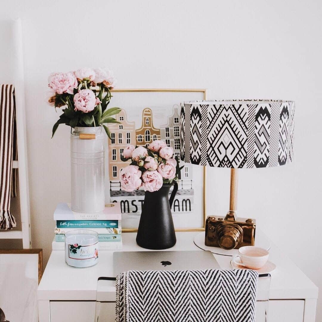 近藤麻理恵さんのインスタグラム写真 - (近藤麻理恵Instagram)「A tidy desk filled with spark joy items is a sure way to get the most out of your work day! Photo by @bossbabesocietyfr.」6月6日 1時36分 - mariekondo