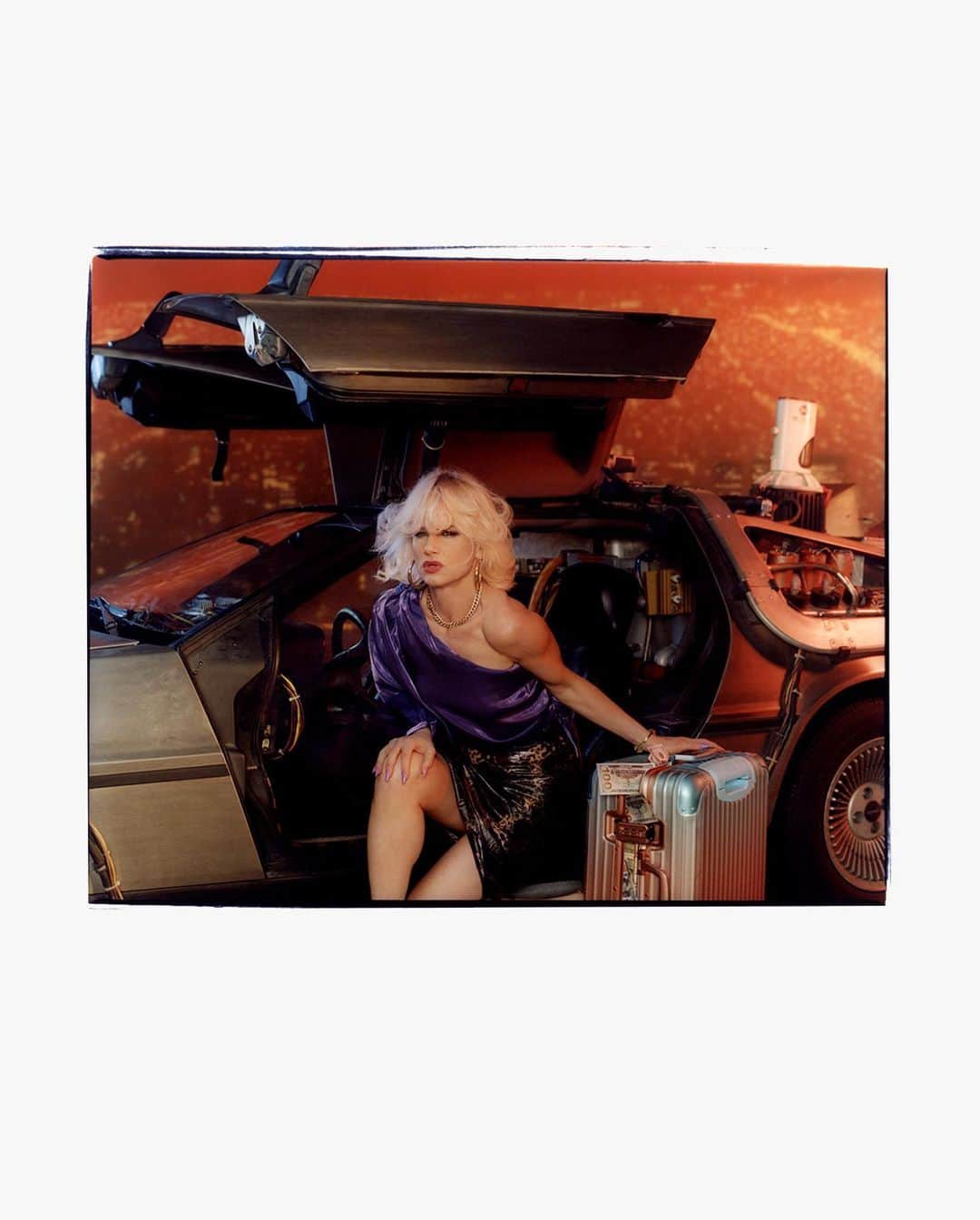 リモワさんのインスタグラム写真 - (リモワInstagram)「Contemporary artist @alexisrael celebrates popular media, Hollywood, and the cult of celebrity in this one-of-a-kind collection for RIMOWA. Discover more by clicking the link in bio.  Juliette Lewis for RIMOWA x Alex Israel, photographed by Luke Gilford.  #RIMOWA #RIMOWAxAlexIsrael」6月6日 1時36分 - rimowa