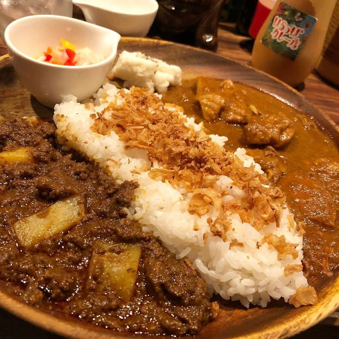 アンジェラ佐藤さんのインスタグラム写真 - (アンジェラ佐藤Instagram)「三軒目はスナック糸で｢はらっぱカレー｣出前して3杯おかわり（笑）  酒ではなくカレーを飲むのだ(･ω･) . . #アンジェラ佐藤 #スナック糸 #はらっぱカレー  #今日のマスターは #ゴールデンルーズ根本  さん #札幌よしもとさん達とはらっぱカレーの大食い対決やりたい」6月6日 1時36分 - angela_satou