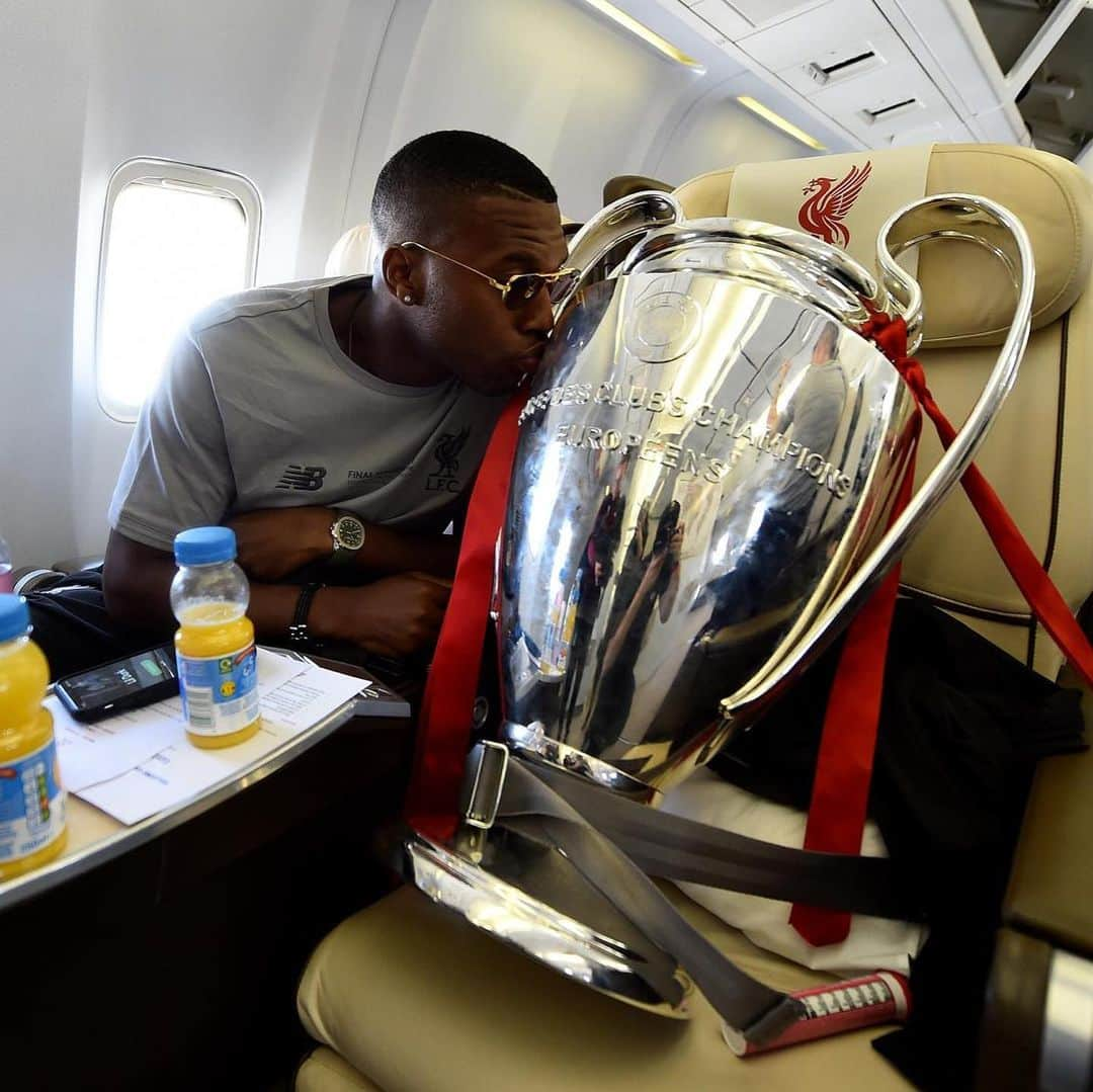 ダニエル・スタリッジさんのインスタグラム写真 - (ダニエル・スタリッジInstagram)「Perfect way to say goodbye @liverpoolfc  #lfc #ynwa #championsleague  P.s the cup was saying it was thirsty on the flight and wanted champagne. I told that girl she boujee and to chill 😂」6月6日 1時37分 - danielsturridge