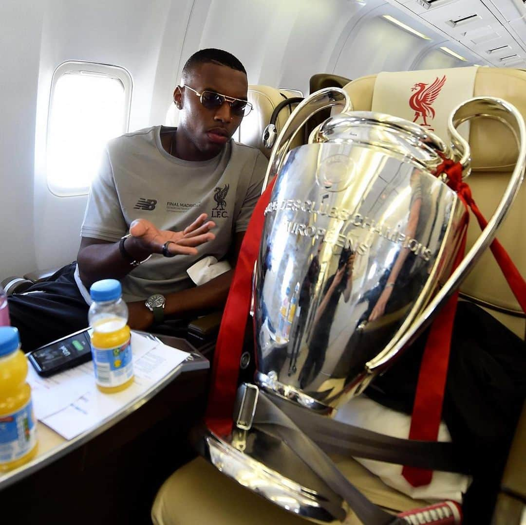 ダニエル・スタリッジさんのインスタグラム写真 - (ダニエル・スタリッジInstagram)「Perfect way to say goodbye @liverpoolfc  #lfc #ynwa #championsleague  P.s the cup was saying it was thirsty on the flight and wanted champagne. I told that girl she boujee and to chill 😂」6月6日 1時37分 - danielsturridge