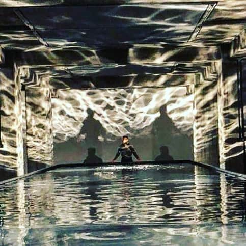 マヌー・ベネットさんのインスタグラム写真 - (マヌー・ベネットInstagram)「A modern art installation in Reykjavik, Iceland utilizing the primary elements of light, water, space & structure to create a dialogue of motion.」6月6日 1時51分 - manubennett