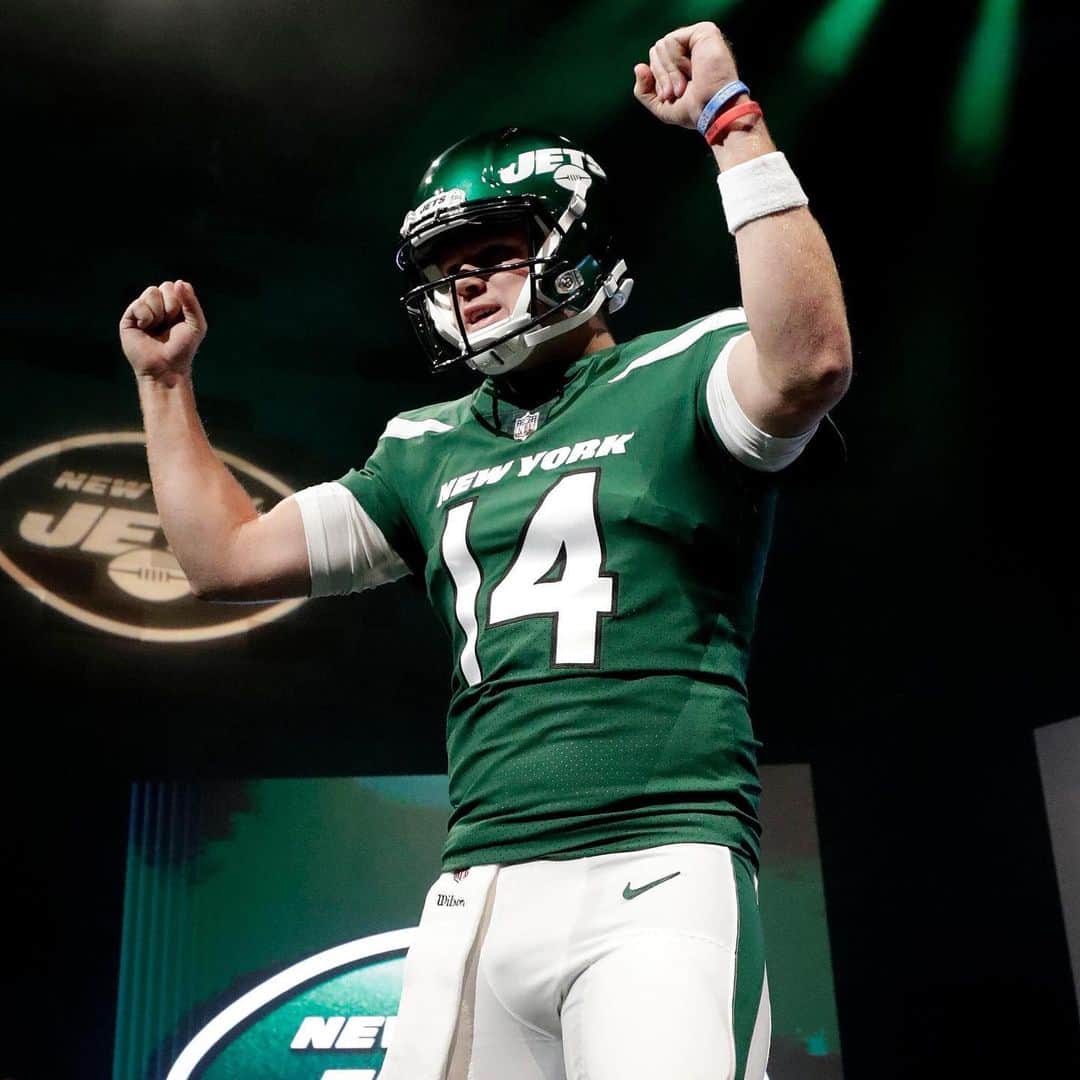 NFLさんのインスタグラム写真 - (NFLInstagram)「HAPPY BIRTHDAY to @nyjets QB Sam Darnold! 🗽 2,865 passing yards + 17 TD 🗽Highest-drafted QB in Jets history 🗽Youngest QB to start a season opener since the merger 📷: Julio Cortez/AP」6月6日 1時51分 - nfl