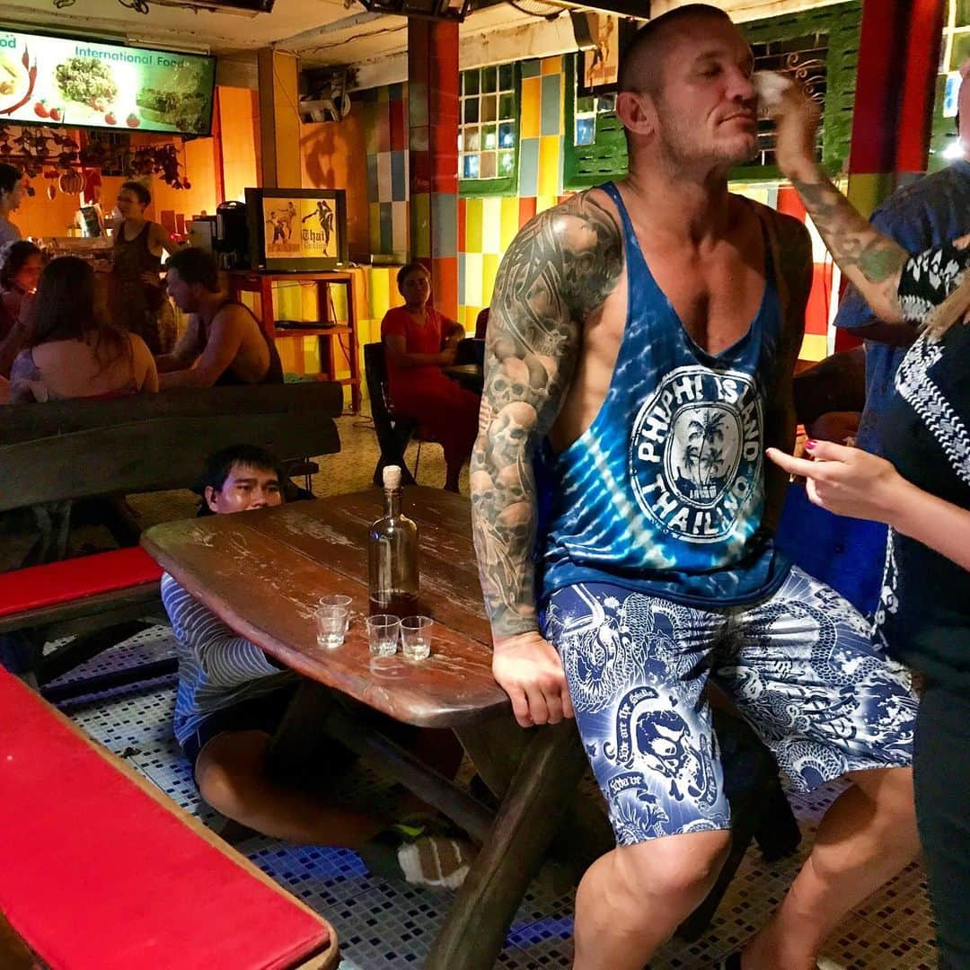 セス・グリーンさんのインスタグラム写真 - (セス・グリーンInstagram)「One of my favorite BTS shots- note the crew guy hiding under the table, keeping it from flipping over under @randyorton ‘s mass. You can watch @changelandmovie this Friday June 7, in theaters, OnDemand, iTunes and VOD.」6月6日 1時45分 - sethgreen