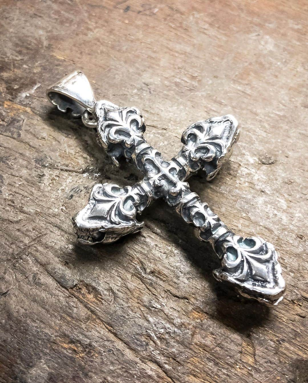 クレイジーピッグさんのインスタグラム写真 - (クレイジーピッグInstagram)「Custom One Off “Jack’s Cross” Available to buy now! Four solid Sterling-Silver Tiger heads with a large faceted Garnet, in the shape of a cross. This ones not on the website as we’re only selling one so get in touch via email or phone (links in profile) to get it now before it’s gone 👊 Cross is approx  3.5” long, 2.5” wide 👏 #cross #crucifix #tiger #wildlife #tigerhead #red #garnet #tigertattoo #bigjewellery #heavyjewellery #tudor #claws #instahub #instafashion #instadaily #instagood #skull #rocknroll #guitar #heavymetal #metal」6月6日 1時46分 - crazypigdesignslondon