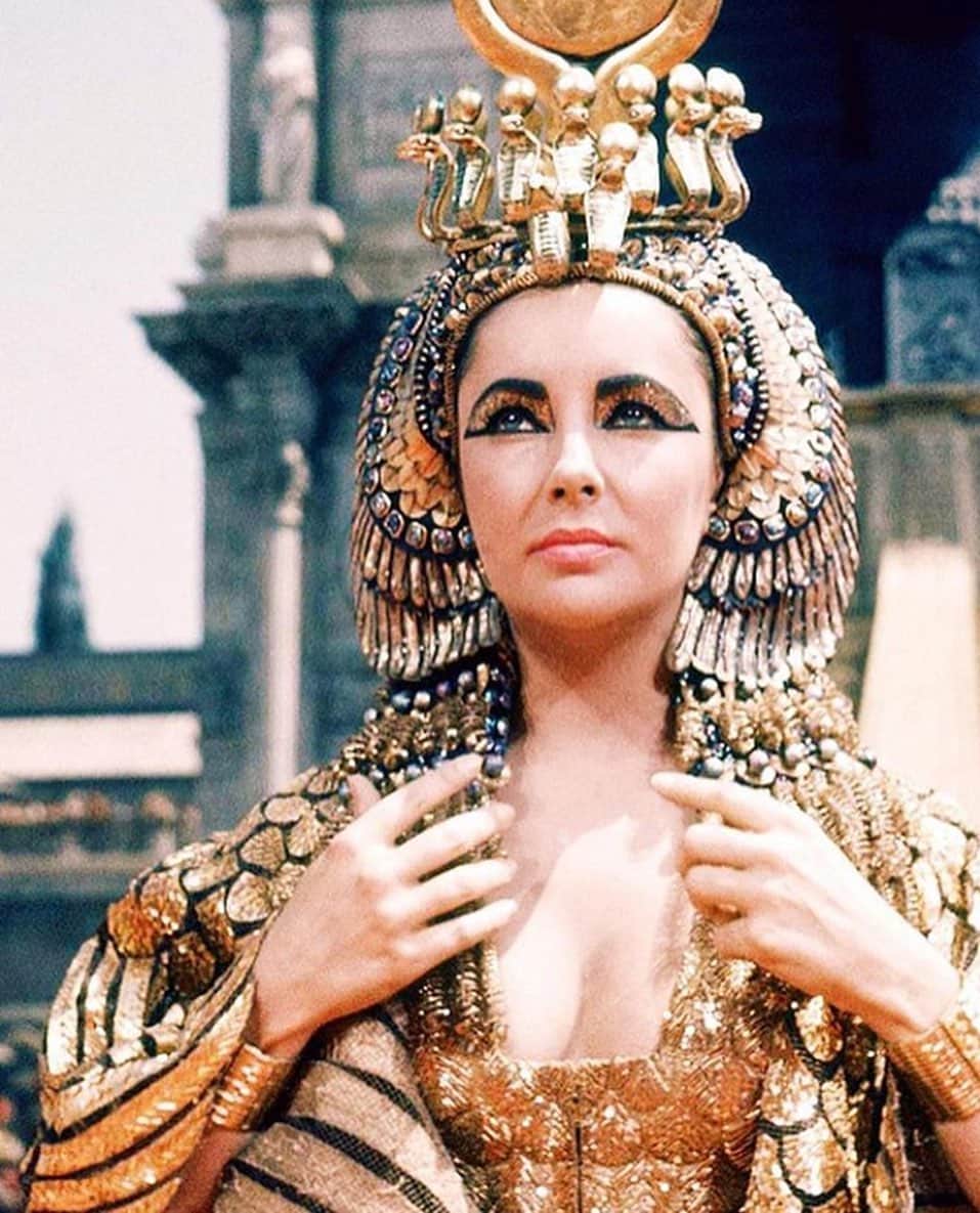 キャサリン・ゼタ・ジョーンズさんのインスタグラム写真 - (キャサリン・ゼタ・ジョーンズInstagram)「I remember watching “Cleopatra” and wanting all of #ElizabethTaylor’s gorgeous costumes like this amazing head piece 😍」6月6日 1時48分 - catherinezetajones