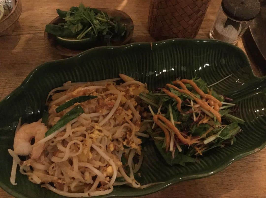 柴田淳さんのインスタグラム写真 - (柴田淳Instagram)「車を飛ばして、タイに行ってきたよ。 夜中に今日はまだ何も食べてないのー！って駆け込むタイ料理屋さん。 何も言わなくても、 「柴田さん、今夜は何食目ですか？」 と、私の先を読むタイ料理屋さん。  いつものように、エビとレモングラスのホットサラダを２人前食べてから、今夜はパッタイを。 パッタイと香草の盛り合わせが出てくる前に、サービスでカボチャのスープを下さいました😍  こーゆーさりげない優しさに心を掴まれて、また行ってしまうのです。  味はもちろん美味しくて💕  今日は濃厚な打ち合わせが２件あって、心も体もハーブで浄化してもらいました。  人に優しくありたい。 自分に優しくありたい。 涙が出てくるほど。」6月6日 1時48分 - shibatajun_official