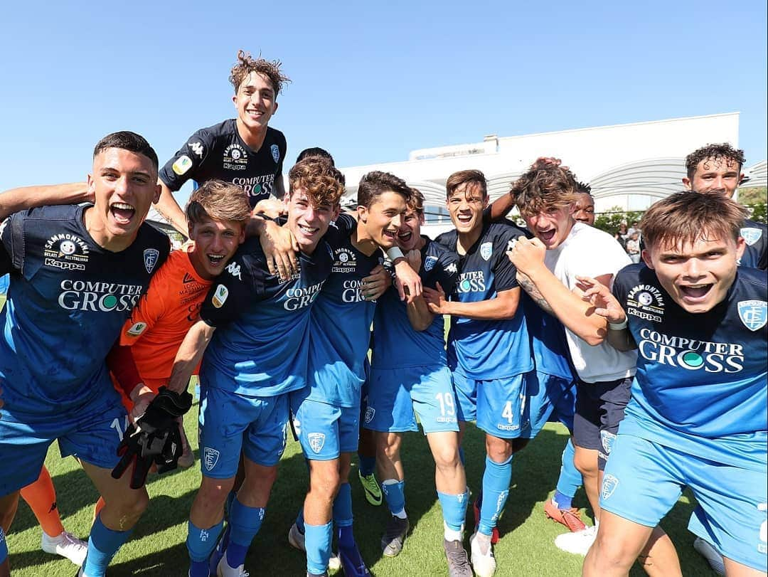 エンポリFCさんのインスタグラム写真 - (エンポリFCInstagram)「📸📸📸 La festa della Primavera azzurra per la salvezza 💙🤙💪」6月6日 2時00分 - empoli_fc_official