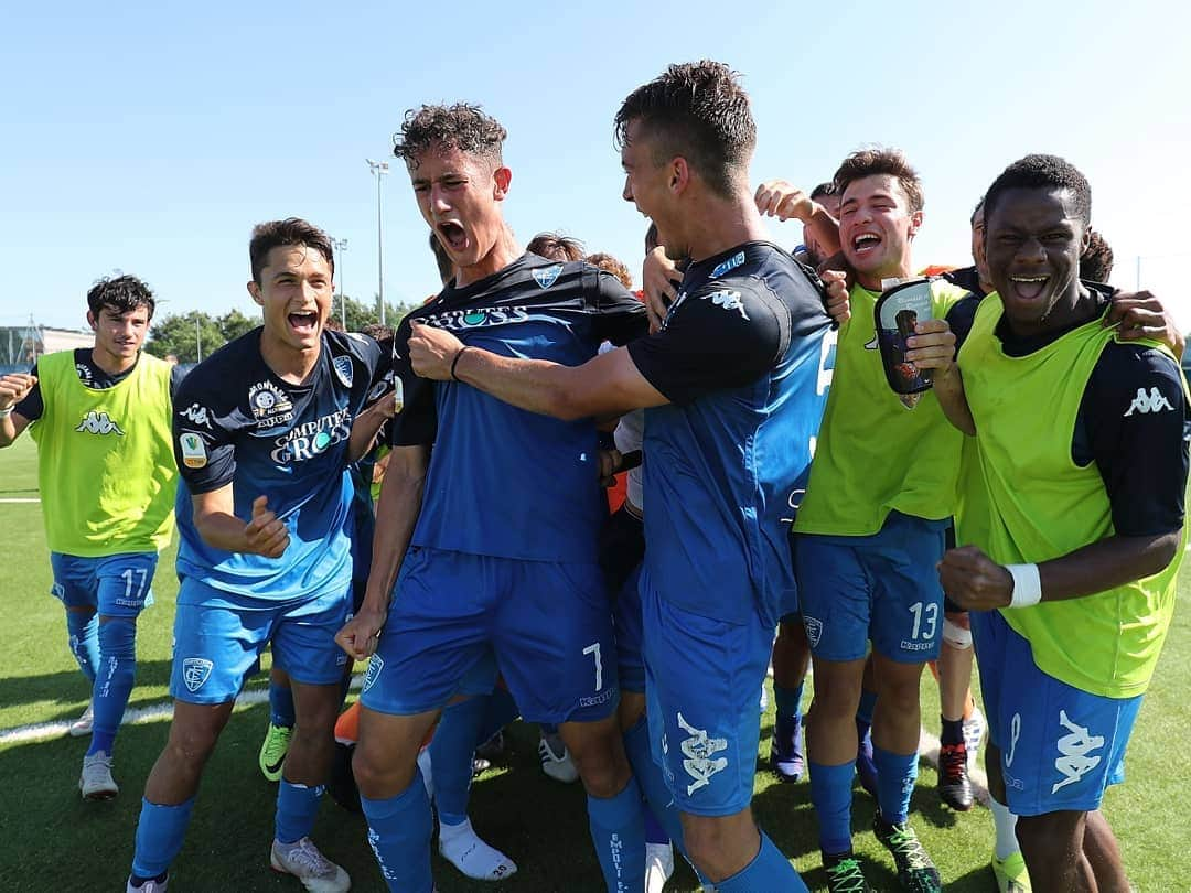 エンポリFCさんのインスタグラム写真 - (エンポリFCInstagram)「📸📸📸 La festa della Primavera azzurra per la salvezza 💙🤙💪」6月6日 2時00分 - empoli_fc_official