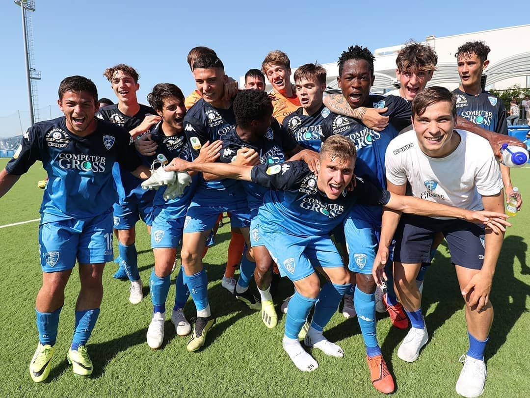 エンポリFCさんのインスタグラム写真 - (エンポリFCInstagram)「📸📸📸 La festa della Primavera azzurra per la salvezza 💙🤙💪」6月6日 2時00分 - empoli_fc_official