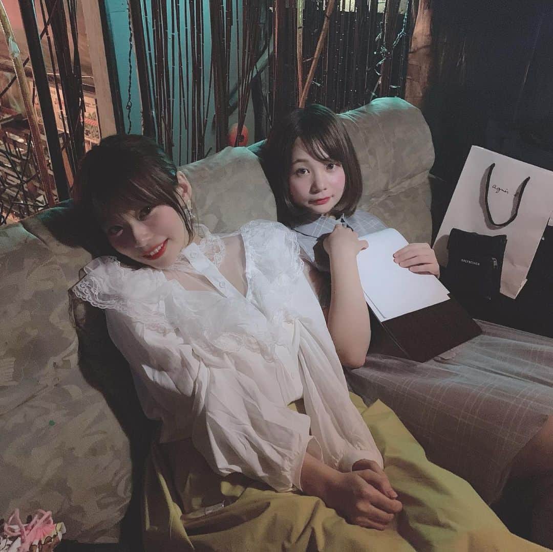 のインスタグラム：「昨日は「激毛！H-1グランプリ」ありがとうございました✨審査員をやらせて頂きましたがすごーく楽しい時間を過ごせました😊💓 キュンキュンパフェの社長さんの前髪が生えてくるのが楽しみです😭✨笑 ・ 改めて、H-1グランプリお誘いしてくれた真奈ちゃんありがとう☺️💓 大好きだよー😆❣️ ・ 珍しくフリフリきたよ💓😜甘過ぎなくて好きっ♪ ファンの方に好評だった❣️ #H-1グランプリ #お笑いナタリーさんの記事になってた #お誕生日イベントでもお世話になったMC真奈 #はじめてのロフトプラスワン #udresser #fashion #today #code」