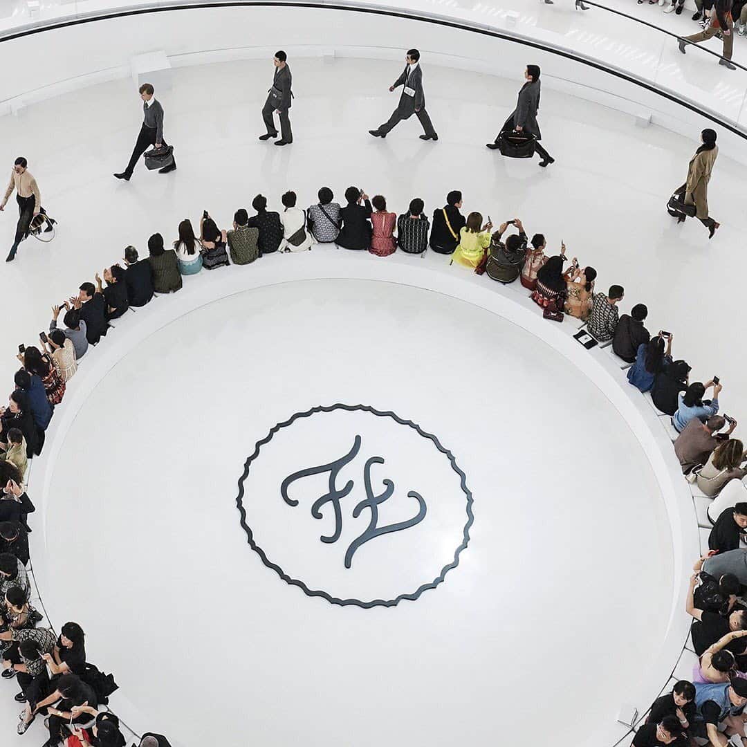 Fendiさんのインスタグラム写真 - (FendiInstagram)「A swirl of colours and texture, the finale signed a magical moment of the Men’s and Women’s Collection Show. Creative Director: @silviaventurinifendi #FendiShanghai2019 #FendiFW19」6月6日 1時58分 - fendi