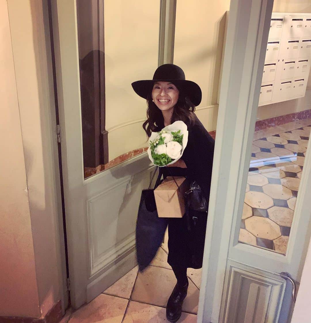 風間ゆみえさんのインスタグラム写真 - (風間ゆみえInstagram)「いつもシックなノアールがおしゃれでお似合いのエーコさん❤️ お花とアランデュカスのチョコレート(大好物)を持ってアパートに遊びに来てくれました‼︎ @eico0614」6月6日 2時17分 - yumie_kazama