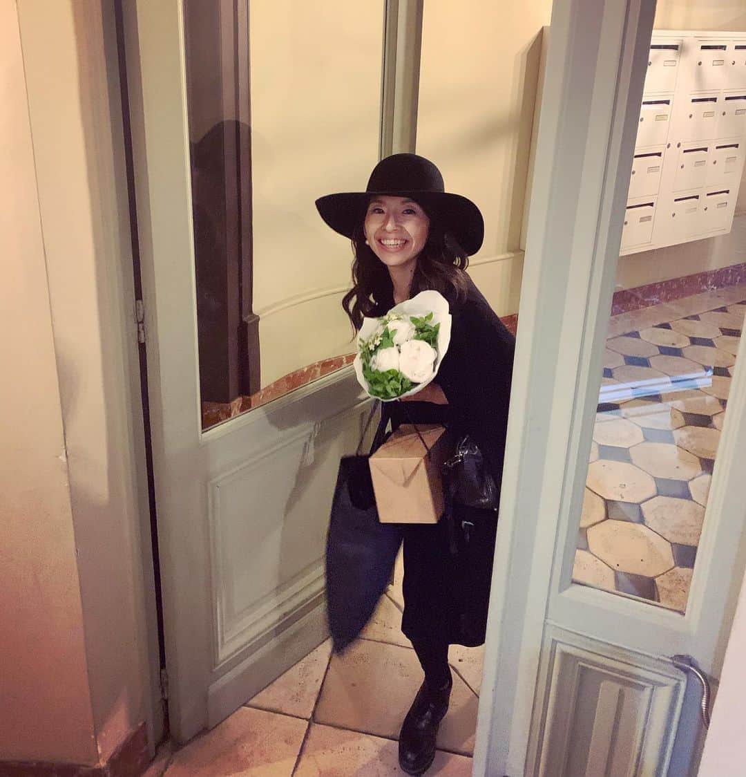 風間ゆみえのインスタグラム：「いつもシックなノアールがおしゃれでお似合いのエーコさん❤️ お花とアランデュカスのチョコレート(大好物)を持ってアパートに遊びに来てくれました‼︎ @eico0614」