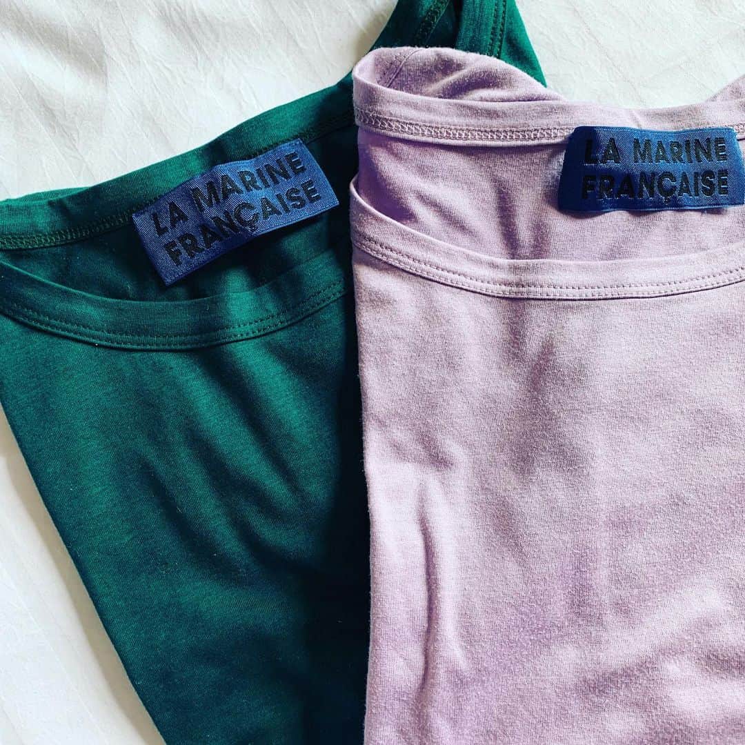 風間ゆみえのインスタグラム：「パリで愛用中のTシャツ💚💜 . 大人におススメしたい、 発色がきれい 滑らかな艶感 鎖骨がきれいにみえる襟ぐり カジュアルになりすぎない きれいめなTシャツ  写真のグリーン、ラベンダーのほかにマリンレッドとブラックもあります‼︎ ☆たかがTシャツなのに、素晴らしきかなTシャツ‼︎ (笑)  今までの服に合わせてもコーディネートが新鮮に見えます😆✨👌 @la_marine_francaise_official」