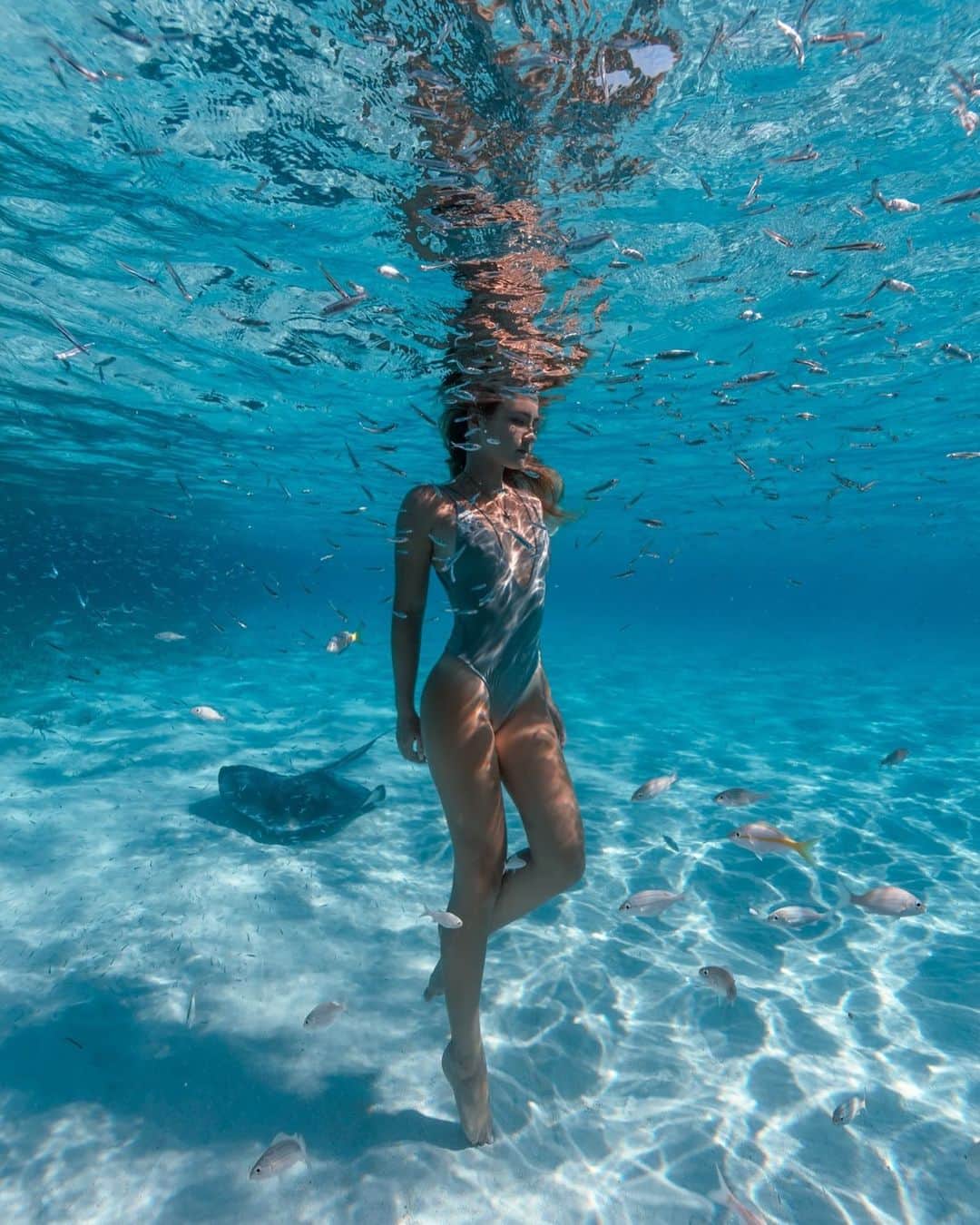 サシャ・カリスのインスタグラム：「I feel like I was a ballerina in another life 🎀  Do you every get that feeling? 🌷 👙 @shoptobi」