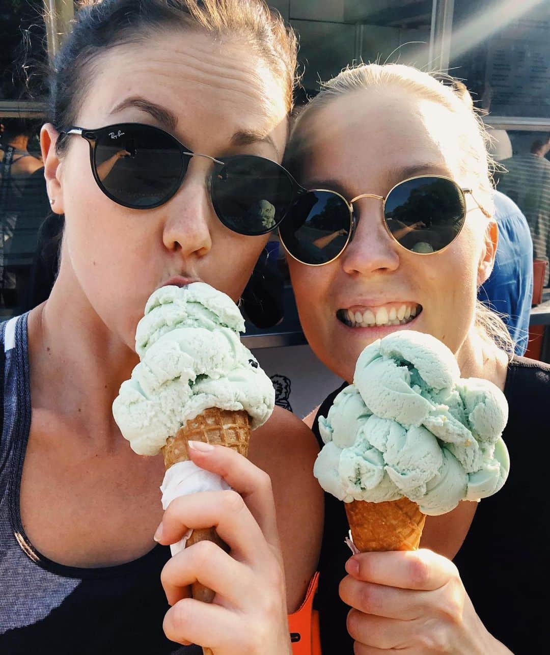 のインスタグラム：「Summer B E S T.☀️👯‍♀️❤️ Jätski-cheers kesäiltojen venyville kävelylenkeille, ystäville, ja reitin varrella palveleville jätskikiskoille. Muistetaanhan nauttia kaikista tän kesä-arjen pienistäkin jutuista! Vitsi kun ne on just ne tärkeimmät.❤️. . . . . . . . #summer #kesä #balance #littlethings」