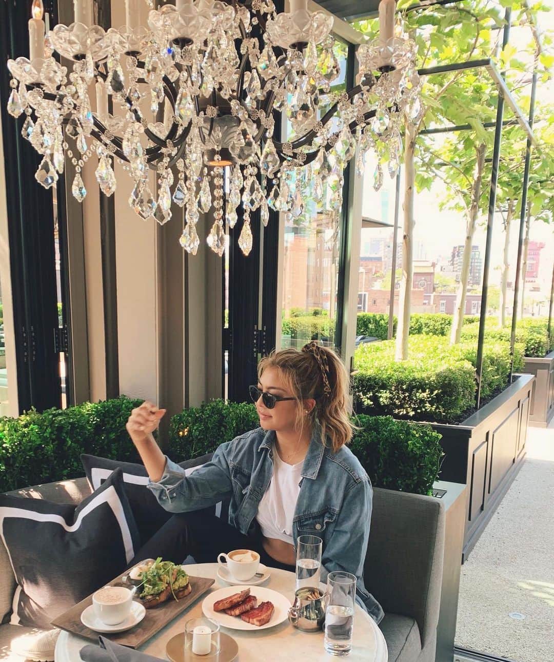 アリソン・リーのインスタグラム：「Spent the whole weekend in NY doing classy shit」