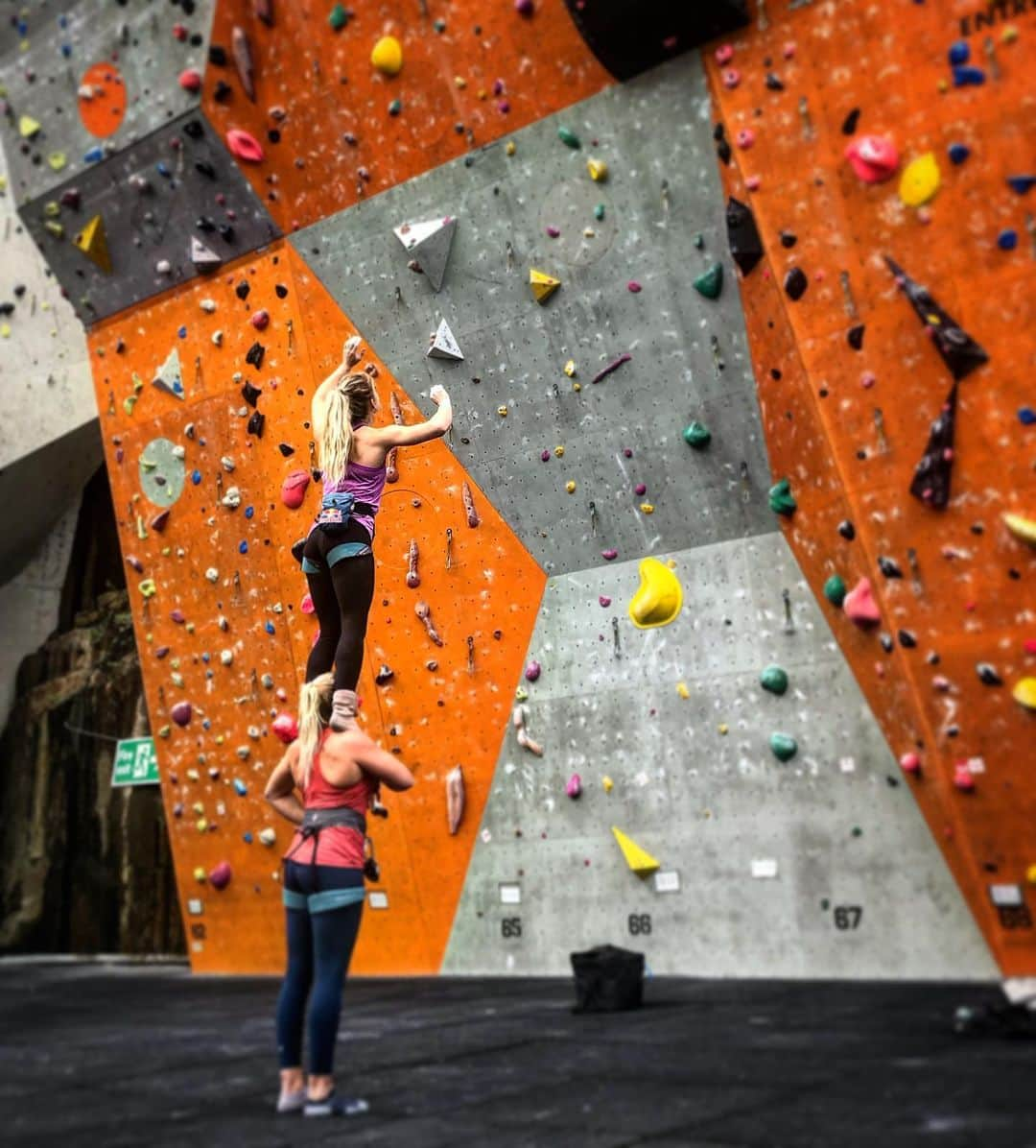 シャウナ・コックジーさんのインスタグラム写真 - (シャウナ・コックジーInstagram)「Route reading is an important part of route climbing 😝 . . .  #leahandshauna #acro #route #reading」6月6日 2時25分 - shaunacoxsey