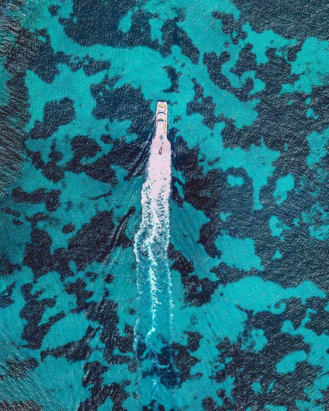 Daily Overviewさんのインスタグラム写真 - (Daily OverviewInstagram)「A yacht cruises around Rottnest Island, located off the coast of Perth, Western Australia. The dark blotches seen in the water are parts of the Kingston Reef — one of five Marine Sanctuary Zones surrounding the island. These zones form a habitat for many species of fish and crustaceans, bottlenose dolphins, blue whales, Australian sea lions, New Zealand fur seals, and migrating humpbacks. /// Created by @dailyoverview, source imagery: @nearmap」6月6日 2時37分 - dailyoverview