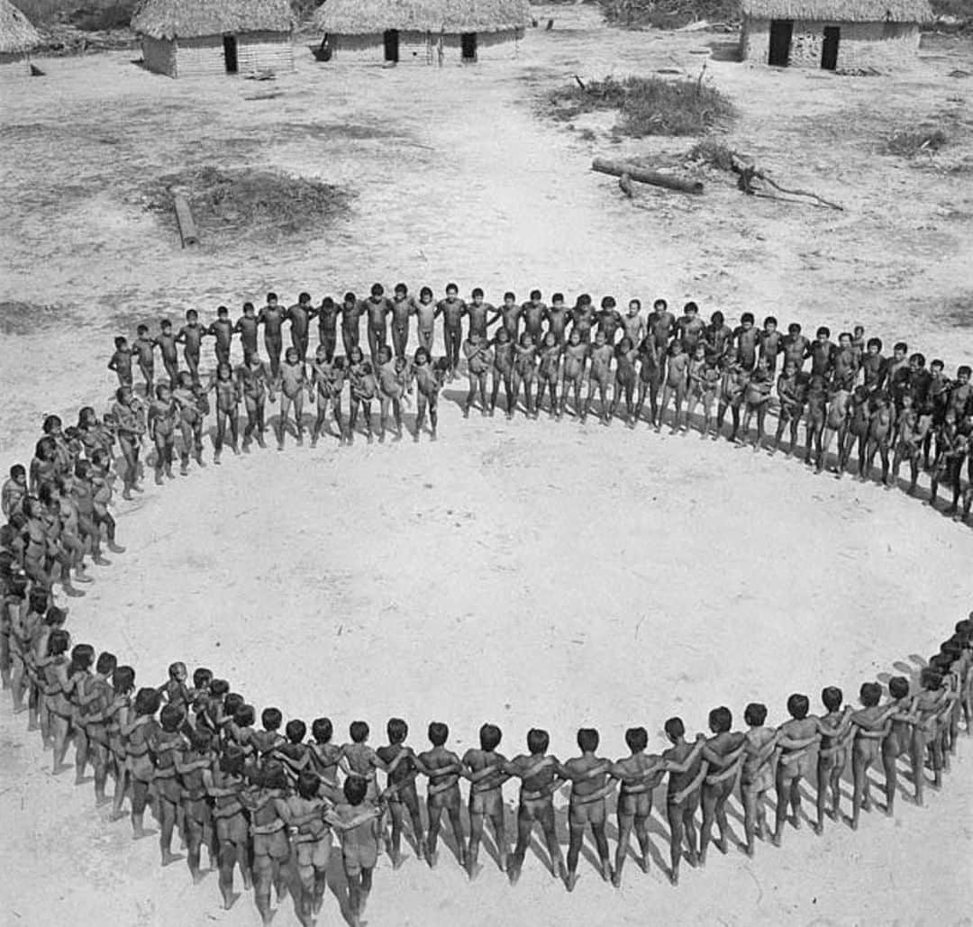 Meganさんのインスタグラム写真 - (MeganInstagram)「⠀ Dance ritual of the Kayapo tribe, Brazil, 1957 ➖ via the expertly curated @mudimakes⠀ ⠀ #dance #brazil #tribes」6月6日 2時40分 - zanzan_domus