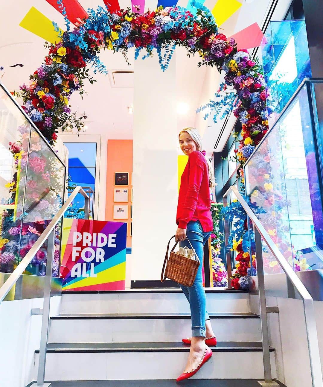 Bloomingdale'sさんのインスタグラム写真 - (Bloomingdale'sInstagram)「@BFloralNYC's installation at our #PrideForAll pop-up makes for the ultimate Insta opportunity! Through July 7th, we're donating $1 to @HousingWorks for every pic of the floral arch posted + tagged with #BloomiesLovesHousingWorks 🌈🌼🌸🌺 . . . . . . . #CarouselAtBloomies #NYCPride #LoveWins #LGBTQPride #Bloomingdales」6月6日 2時41分 - bloomingdales