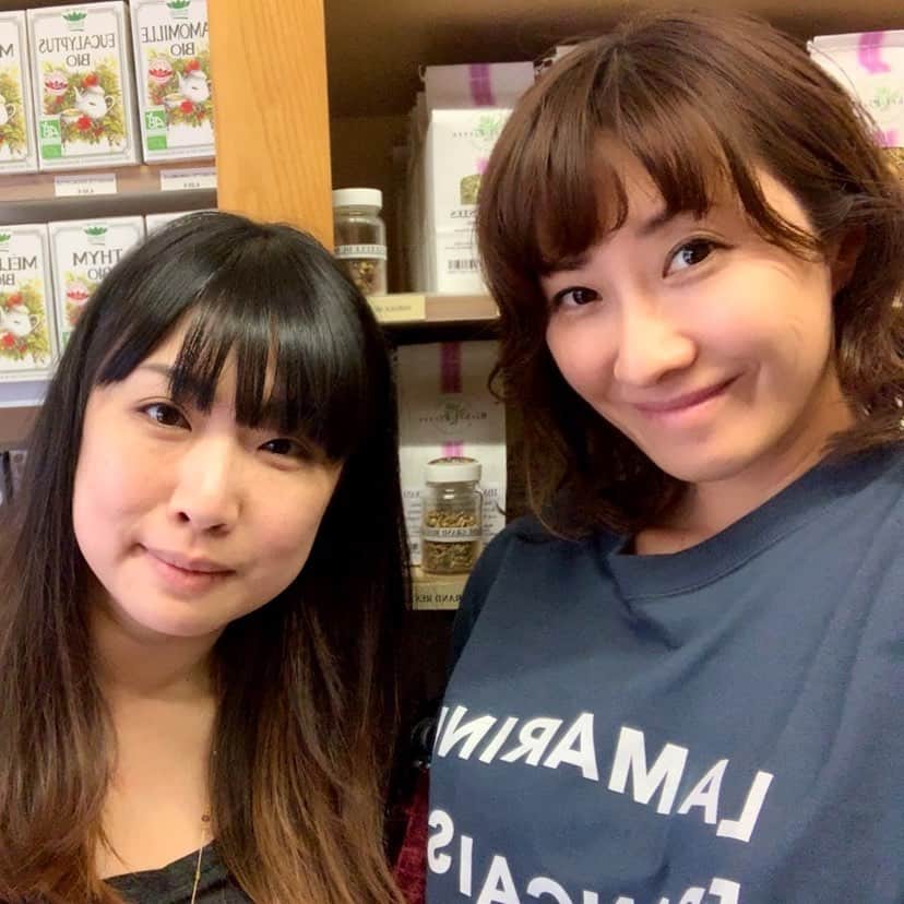 風間ゆみえのインスタグラム：「パレロワイヤルのエルボステリに通い詰め。笑 かおりちゃんに色々なエピデンスや、フランスならではのハーブやブレンドをリサーチ✨ ここには来るたびにサンタになって帰る私。 そんなハーブたちは帰国後 @mimollet 連載にてご紹介させてもらいます‼︎ 店の中のハーブ匂いがたまらなく好きだ！ ハーブ🌿サロンやりたいぞ‼︎ 色々頑張らねば！  #植物療法士 #フィトセラピスト #ハーブ」