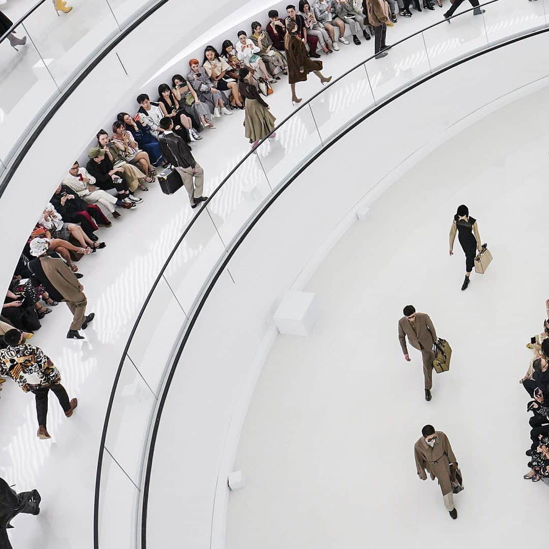 Fendiさんのインスタグラム写真 - (FendiInstagram)「Women’s and Men’s walking Fendi’s runway for the first time together. Creative Director: @silviaventurinifendi #FendiShanghai2019 #FendiFW19」6月6日 2時48分 - fendi