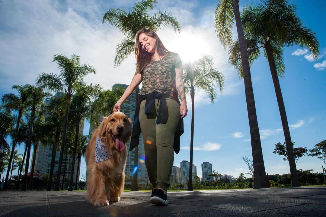 Bruna Unzuetaのインスタグラム：「E quando o fonsinho aparece aqui no feed, vcs amam né? 😍 hoje foi dia de passear com ele e usar o tênis GOwalk Evolution Ultra, específico para caminhada da @skechersbrasil 👟😎 e mais cedo, fui na academia com o modelo Skyline, suuuuper confortável, leve e macio...nem senti que tava com ele no pé 🥰  #VáDeSkechers #SkechersBrasil #UmDiaComBrunaUnzuetaeSkechers #SkechersNaCaras @carascreators」