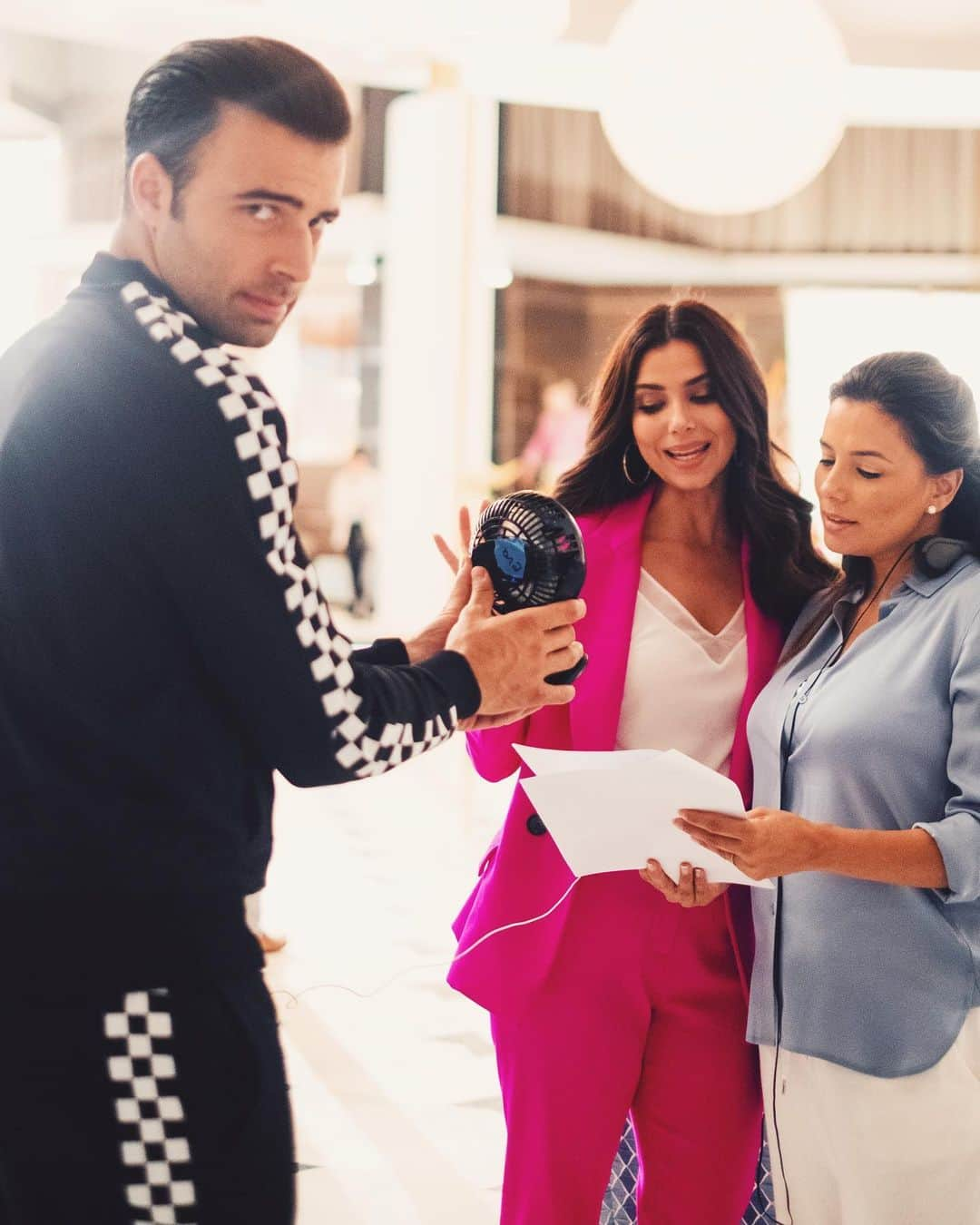 エヴァ・ロンゴリアさんのインスタグラム写真 - (エヴァ・ロンゴリアInstagram)「Everybody needs a personal fan holder while running lines on set. Thanks @jencarlosmusic! Make sure to tune in to @grandhotelabc  Monday June 17th! #keepyourfansclose #grandhotel @roselyn_sanchez」6月6日 3時19分 - evalongoria